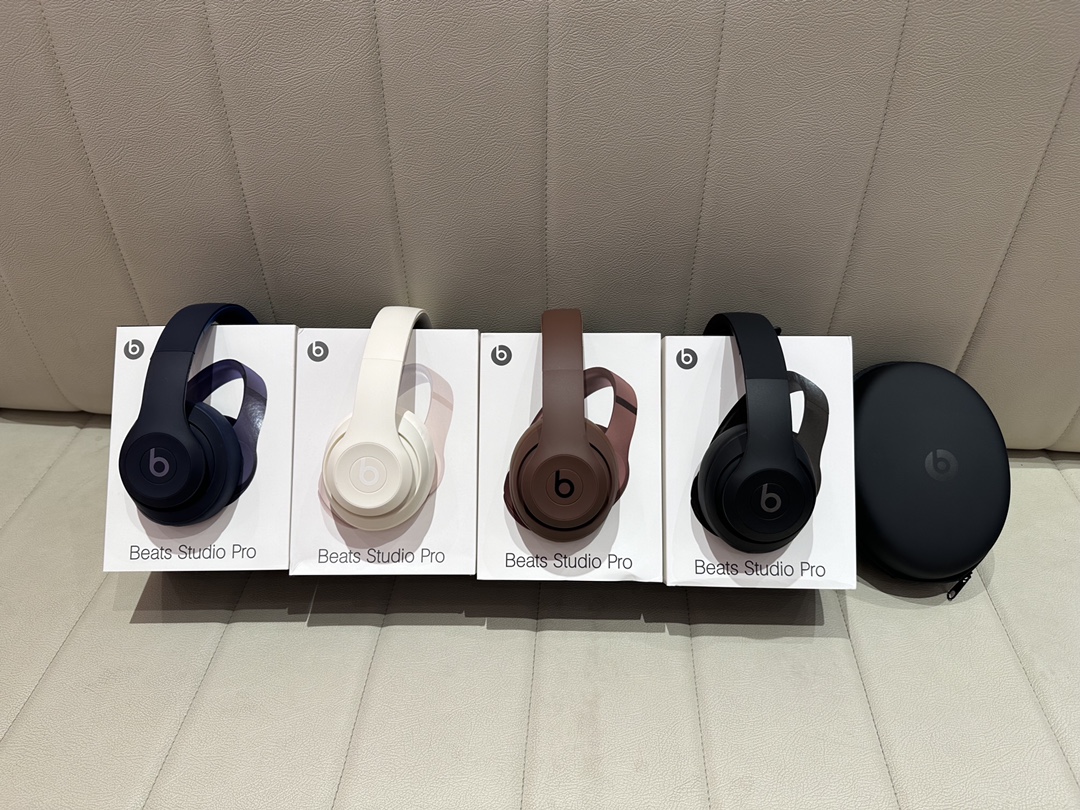 售价:74💰录音室四代🎧beats studio pro wireless 苹果录音师4弹窗版无线/有线蓝牙双模耳机,魔声录音师第四代无线蓝牙耳机弹窗版,连接iPhone,会有Beats studio pro 的弹窗出现哦,专柜品质,赠送usb充电线和3.5mm音频线,既可以有线,也可以无线,音质也是相当的完美,3D立体棉耳机,耳机耳套非常柔软,就是戴一整天耳朵也不会不舒服,真的是非常棒的一款耳机,好不容易才弄到,四色齐发,黑色,藏青色,米白色,咖啡色。喜欢的赶紧哦,因为我也不知道后面还能不能再有啦,喜欢的赶紧下单哦。里面有说明书哦,不会使用的可以按照说明书操作哦。....