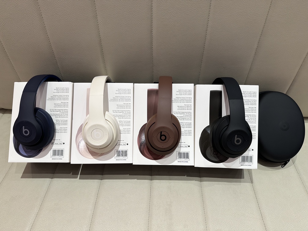 售价:74💰录音室四代🎧beats studio pro wireless 苹果录音师4弹窗版无线/有线蓝牙双模耳机,魔声录音师第四代无线蓝牙耳机弹窗版,连接iPhone,会有Beats studio pro 的弹窗出现哦,专柜品质,赠送usb充电线和3.5mm音频线,既可以有线,也可以无线,音质也是相当的完美,3D立体棉耳机,耳机耳套非常柔软,就是戴一整天耳朵也不会不舒服,真的是非常棒的一款耳机,好不容易才弄到,四色齐发,黑色,藏青色,米白色,咖啡色。喜欢的赶紧哦,因为我也不知道后面还能不能再有啦,喜欢的赶紧下单哦。里面有说明书哦,不会使用的可以按照说明书操作哦。....