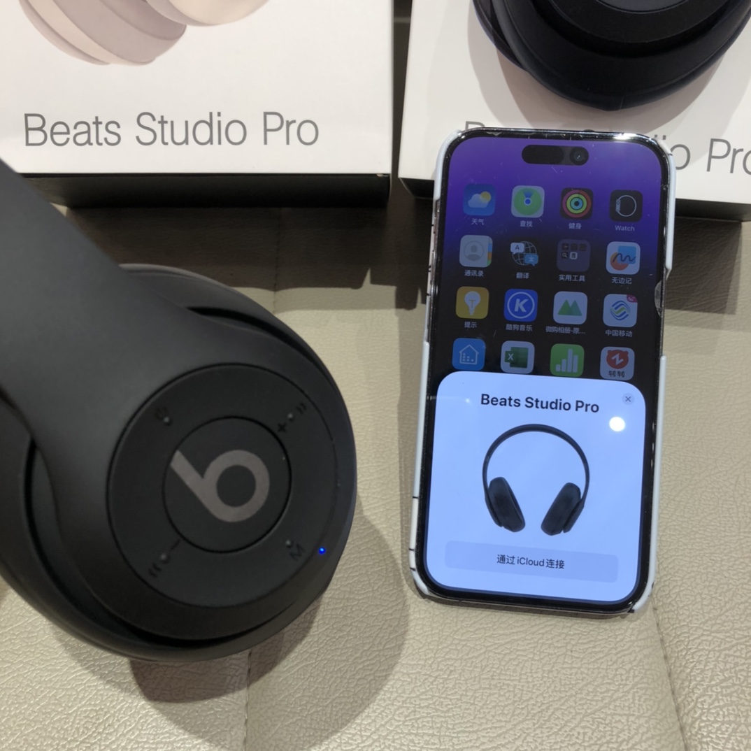 售价:74💰录音室四代🎧beats studio pro wireless 苹果录音师4弹窗版无线/有线蓝牙双模耳机,魔声录音师第四代无线蓝牙耳机弹窗版,连接iPhone,会有Beats studio pro 的弹窗出现哦,专柜品质,赠送usb充电线和3.5mm音频线,既可以有线,也可以无线,音质也是相当的完美,3D立体棉耳机,耳机耳套非常柔软,就是戴一整天耳朵也不会不舒服,真的是非常棒的一款耳机,好不容易才弄到,四色齐发,黑色,藏青色,米白色,咖啡色。喜欢的赶紧哦,因为我也不知道后面还能不能再有啦,喜欢的赶紧下单哦。里面有说明书哦,不会使用的可以按照说明书操作哦。....