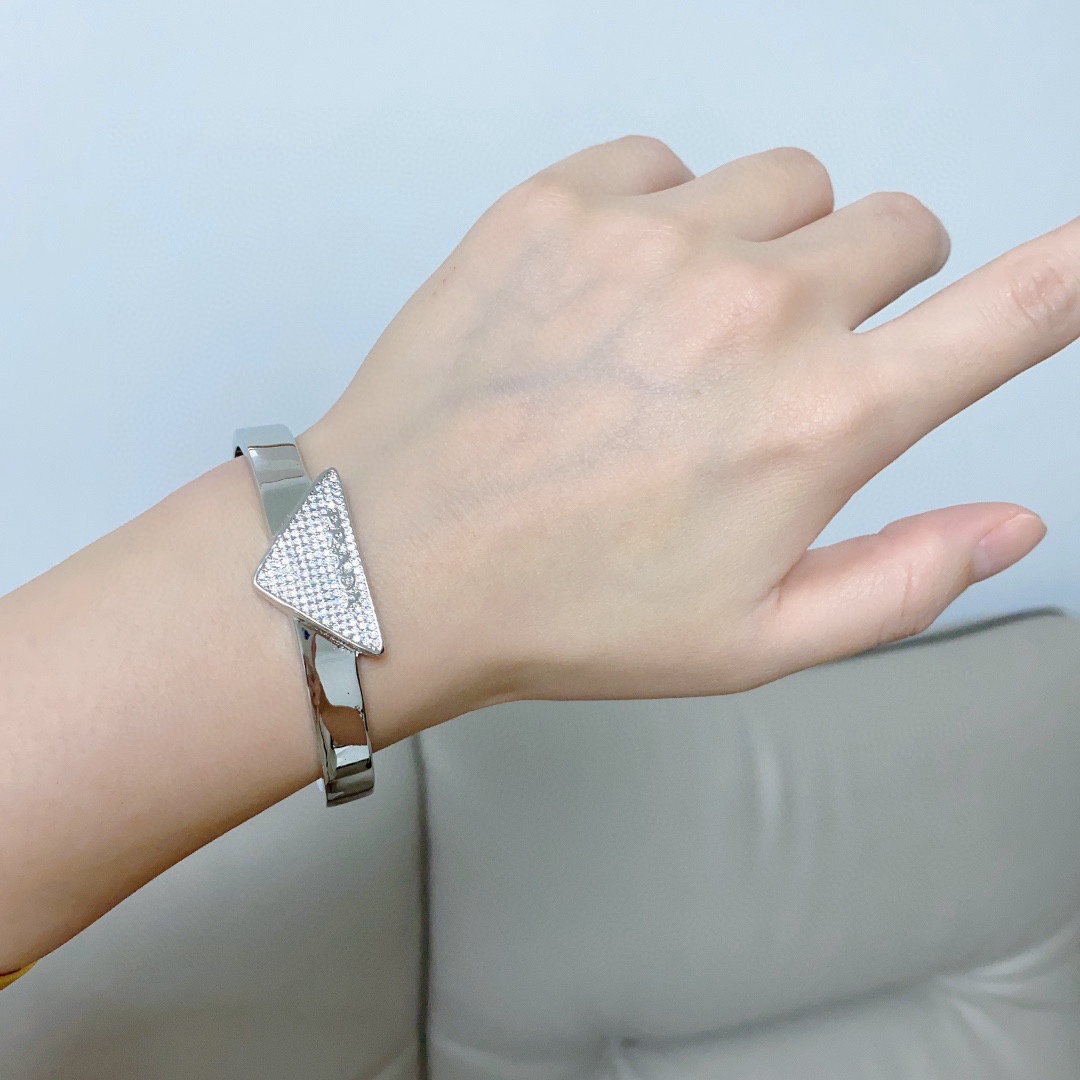 Luxurious Prada Zirada Triangle: High-End Diamond-Drilling Bling Blings with Fine Craft - 图片 3