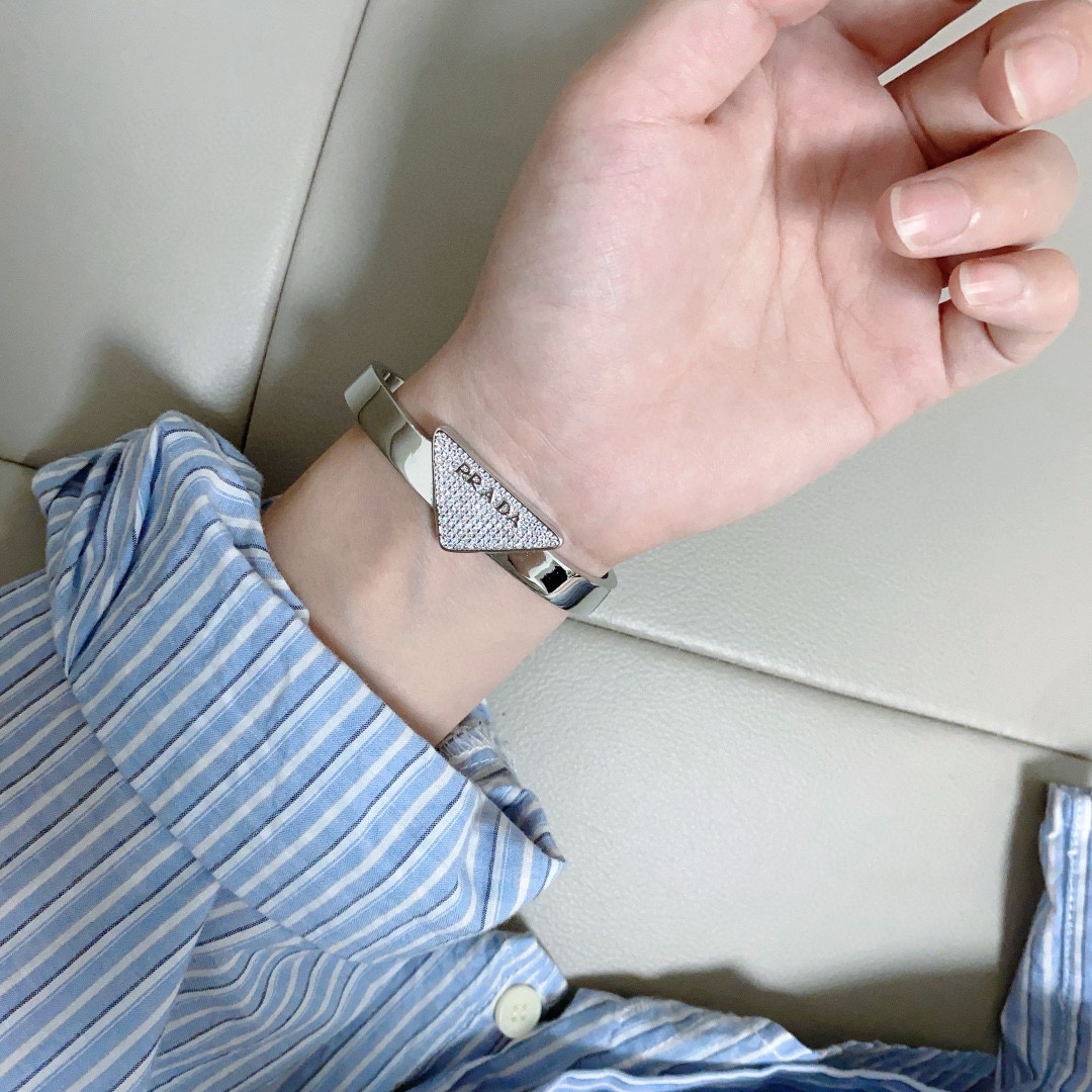 Luxurious Prada Zirada Triangle: High-End Diamond-Drilling Bling Blings with Fine Craft - 图片 2