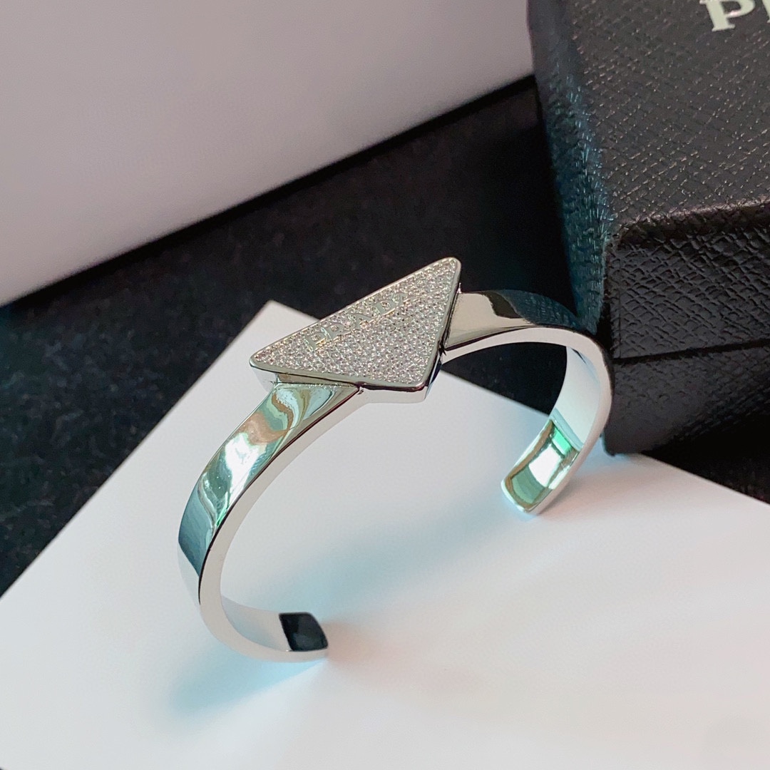Luxurious Prada Zirada Triangle: High-End Diamond-Drilling Bling Blings with Fine Craft - 图片 7