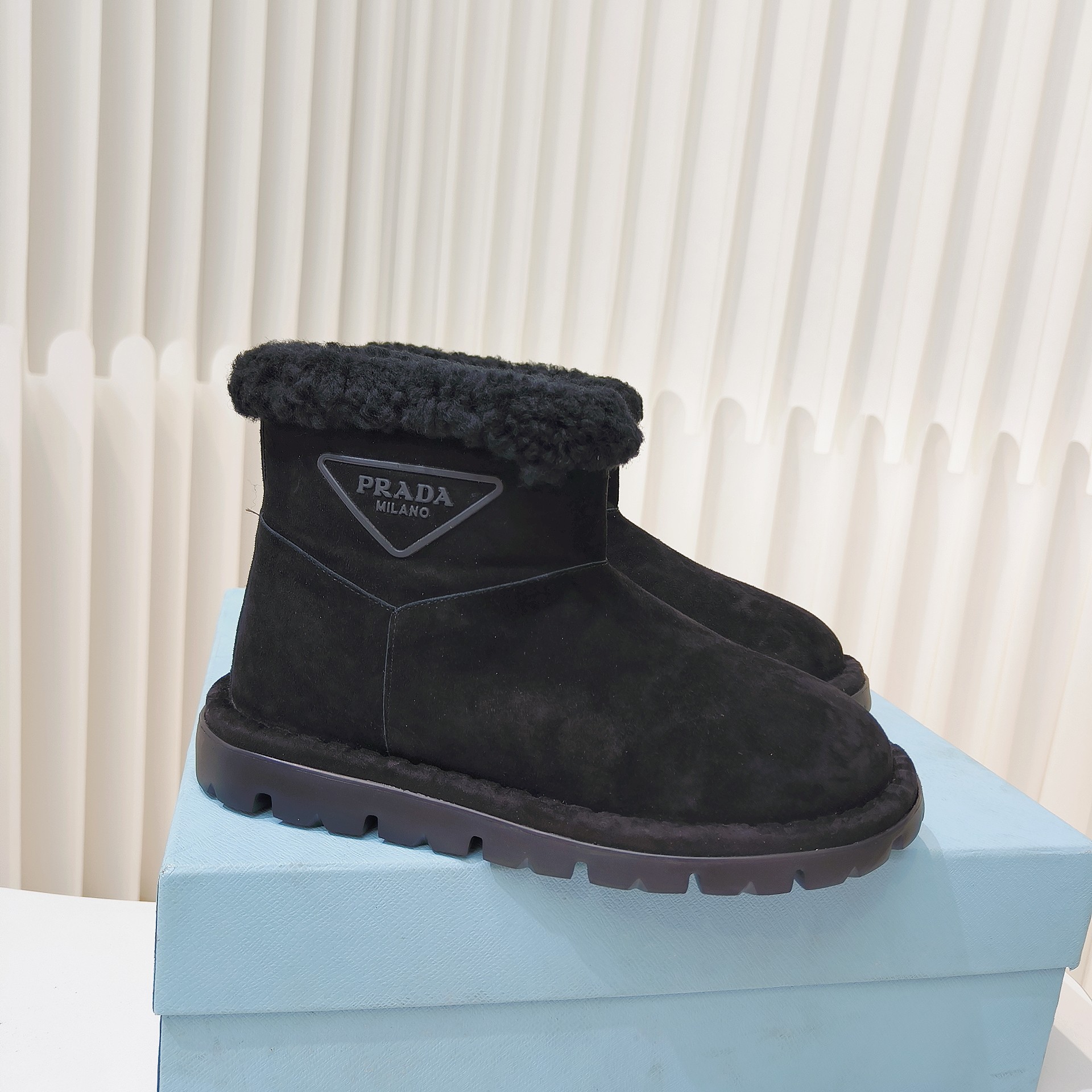 NO:562436,Prada enters the winter with furry snow boots. Prada launches cute new snow boots. You haven’t seen it yet. The furry upper feet are really soft and comfortable~ A touch of milk tea color in the snow. So soft and glutinous Prada is so cute. Plush and fufu. The gentle khaki color is simple and versatile, with a printed rubber logo on the side and lambswool material inside.  It feels as soft and delicate as stepping on a marshmallow. The suede leather upper also adds texture and has high matching plasticity. It is a perfect tool for reducing age. It is so cute and cute. From the Prada limited series. √ Unique and fur-integrated fabric. It creates an ideal softness and short-cut version. It can be worn in the city or in the mountains. It makes the calves look slimmer. It is warm and has a concave shape. This multi-functional simple modern short boots are made of sheep fur.   The innovative triangle logo is reinterpreted as an embossed rubber element. Embossed rubber triangle logo 10 cm boot shaft 2 cm rubber sole Concave sole pattern leather welt, decorated with zigzag details Size#35-41 (40 41 custom-made non-returnable), snow boots, prada, prada, boots, sheepskin19860909Prada 普拉达入冬 毛毛雪地靴Prada敲可爱的新款雪地靴 各位还没看到嘛 毛茸茸的上脚真的巨软巨舒服~  雪地里的一抹奶茶色软软糯糯的Prada太可爱了吧 毛绒绒 软fufu 温柔的卡其色简约百搭,侧面印胶 logo,内里羊羔毛材质 踩在棉花糖感觉一样柔软细腻,翻毛皮鞋面也增加了质感,搭配可塑性也比较高,妥妥的减龄神器 好看可爱到爆炸 来自 Prada限定系列√别具一格 皮毛一体的面料 打造理想的柔软度短筒版型 在都市或山地均可穿着,显小腿细 保暖又凹造型 这款多功能的简约摩登短靴取材羊皮毛打造 新意迭出的三角形徽标重释为压花橡胶元素.压花橡胶三角形徽标 10厘米靴筒 2厘米橡胶鞋底 凹凸鞋底花纹皮革沿条,饰锯齿形细节 Size#35-41（40 41订做不退换）,雪地靴,prada,prada,boots,sheepskin,Women's Shoes