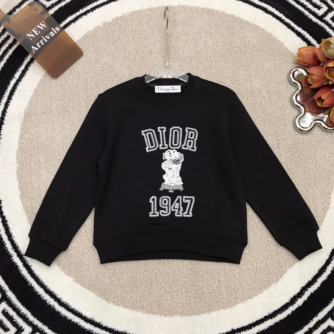 NO:209457,Size 100/5 130/1 140/2 DIO* Embroidered pullover sweatshirts Wide neckline thread design Exquisite embroidery Stand puppy and logo letter embroidery Super beautiful sweatshirts for single or superimposed jackets are made of custom 380G terry sweatshirts. Thickness in winter, soft and comfortable, simple and fashionable, craftsmanship superimposed, visible high quality Super versatile, special price, dior, hoodie, sweatshirts, jackets & coats,19860909尺码100/5 130/1 140/2 DIO* 刺绣套头卫衣 加宽领口螺纹设计 精致刺绣工艺 站立小狗和logo字母绣花 单穿或叠加外套都超级好看卫衣定制380G毛圈卫衣棉打造 厚度冬季均穿 柔软舒适 简约时尚 工艺叠加 看得见的高品质 超级百搭款～,特价款,dior,hoodie,sweatshirts,jackets & coats,,Children's