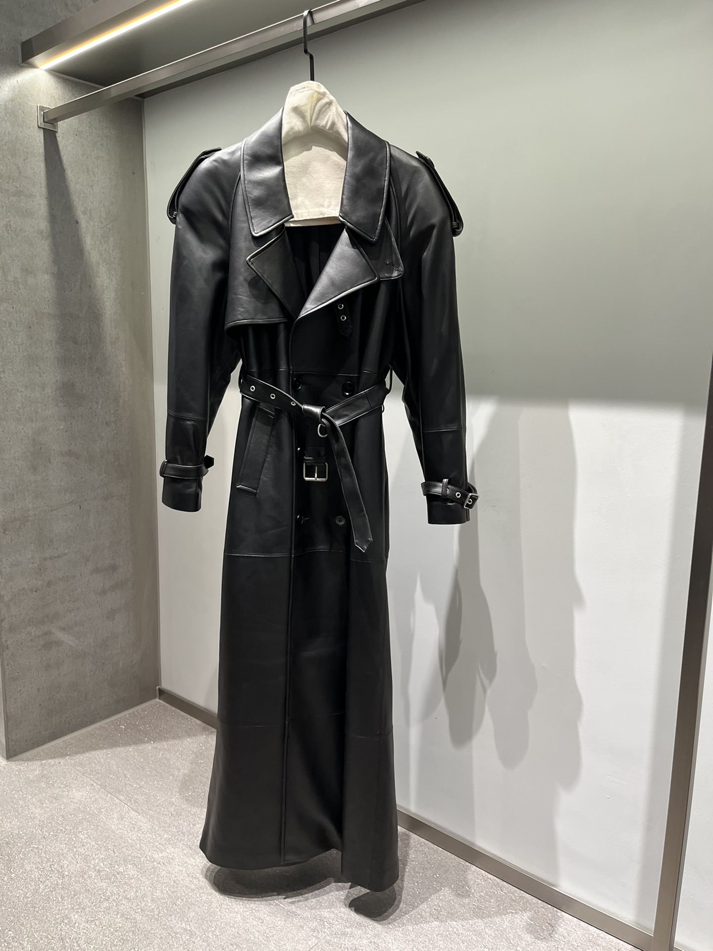 NO:744746,It’s so long that it’s hard to take pictures, but it looks better in person than in the photo. It’s 1.4 meters long, the shoulders are as wide as the counter, and the upper body is super aura!  Made of sheepskin, there is also a leopard print, Saint Laurent-clothing, saint laurent, sheepskin,19860909超长不好拍,实物比照片好看.足足1米四长,肩宽和专柜一样也是阔阔的,上身超级有气场！羊皮制作,还有一个豹纹,圣罗兰-服装,saint laurent,sheepskin,,Women's clothing