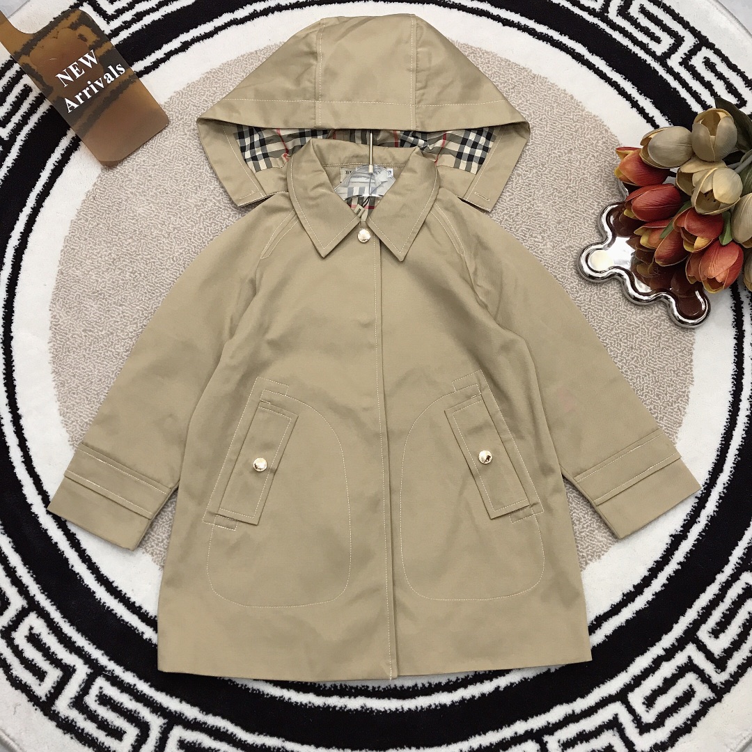 NO:209618,Size 120/2 160/3 Burberr* BBR paired windbreaker The same style as the original single windbreaker for men and women The highest version of the entire network Hat removal Original hardware button science and technology replica accessories Use the re-lined process - the inner lining is perfectly lined with the plaid customization version Clothes buttons Customized version Clothes support The fabric is made of waterproof technology Waterproof and windproof ~ This one is enough in autumn, the real thing is really super beautiful, special price, burberry, hats,19860909尺码120/2 160/3 Burberr* BBR对版风衣 男女宝宝同款原单风衣 全网最高版本 帽子拆卸 原版五金纽扣理工复刻配饰 采用了复衬工艺 -内衬完美的对格子拼格 衣服纽扣定制版 衣服力挺 面料做了防水工艺 防水挡风～秋天有这款足矣、实物真心超级好看,特价款,burberry,hats,,Children's