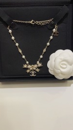 Nuevo producto🎀 Atmósfera de hadas 𝑪𝒉𝒂𝒏𝒆𝒍 24B New Hollow Diamond Diamond Bow Double C Pearl Gold Collar Collar Hollow Diamond Bow ➕ Doble C suave y temperamento emparejado con una pequeña cadena de oro de perla Atmósfera muy delicada, todo depende de él 🎀 Muy versátil 1 Nuevo producto🎀 Atmósfera de hadas 𝑪𝒉𝒂𝒏𝒆𝒍 24B New Hollow Diamond Diamond Bow Double C Pearl Gold Collar Collar Hollow Diamond Bow ➕ Doble C suave y temperamento emparejado con una pequeña cadena de oro de perla Atmósfera muy delicada, todo depende de él 🎀 Muy versátil