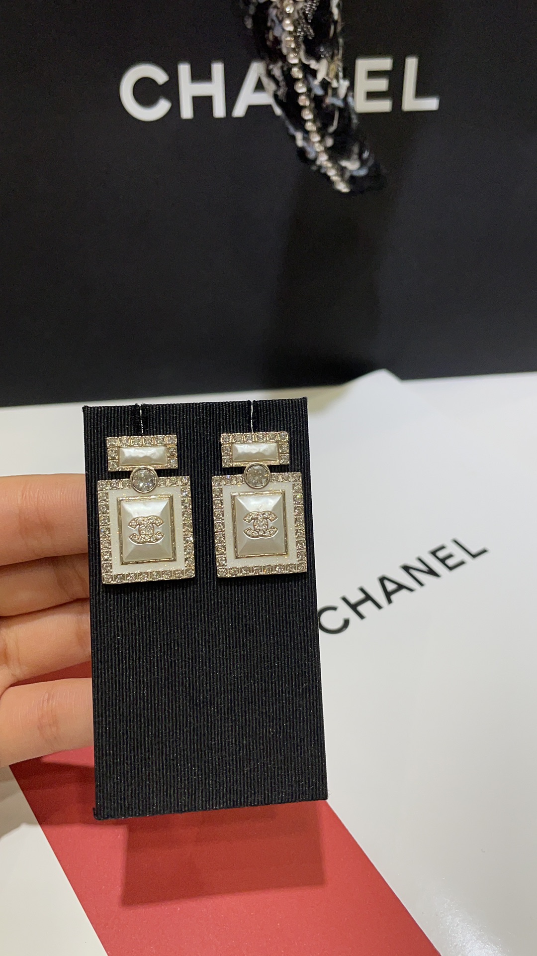 NO:101999,Today's new perfume bottle 24A new white perfume bottle rhinestone double C light gold earrings The surface of the white perfume bottle is a light pearly feeling. It is paired with classic full diamond double C and milky white thin flash bottom, which is very elegant. Recommended index five stars, Chanel earrings, chanel19860909今日新品香水瓶 24A新款白色香水瓶水钻双C淡金色耳钉 白色香水瓶表面泛着淡淡的珠光感 搭配经典满钻双C和乳白色细闪底 就很很优雅 推荐指数五颗星,香奈儿耳钉,chanel,Jewelry