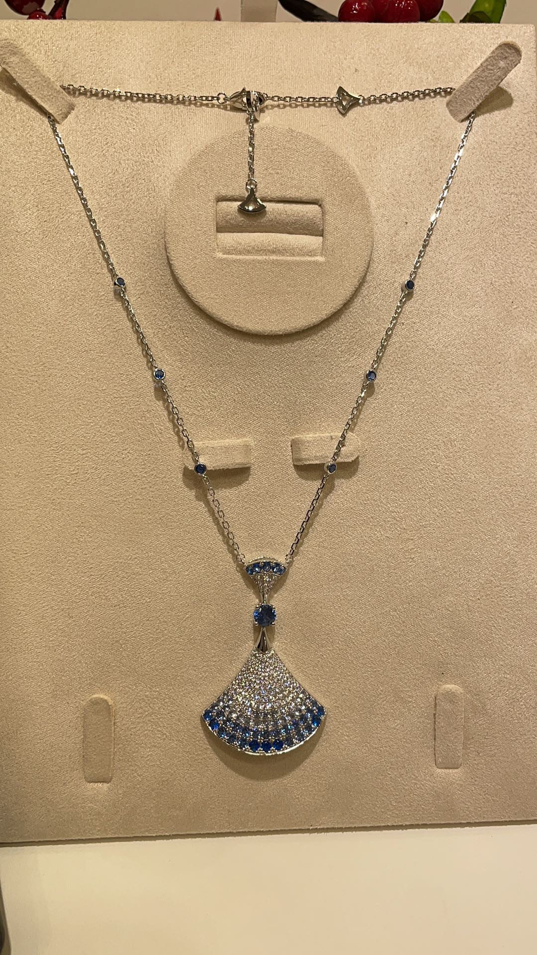 NO:635411,Arrival today. Haute couture jewelry model. Gradient sapphire large fan full of diamonds. DIVAS'DREAM small skirt white gold necklace. Large fan with gradient effect inlay. Elegance to the extreme. Very recognizable and present when worn on the upper body. Super heavy zp real gold real diamond sapphire price is more than 34w. Customized sterling silver chain. Pendant copper material thick plated real gold. Inlaid with high carbon diamonds. CNC jewelry craftsmanship. Pictures are required for full package plus 60, skirts, necklace, pure.  silver,Cardia high-end jewelry19860909今日到货 高定珠宝款  渐变蓝宝石大号扇子满钻 DIVAS'DREAM小裙子白金色项链 大号扇子渐变效果镶嵌 优雅到了极致 佩戴上身极具辨识度和存在感 超级重zp真金真钻蓝宝石价格34w多 定制纯银链条 吊坠铜材质厚镀真金 镶嵌高碳钻 CNC珠宝工艺 需要图片全套包装另加60,,skirts,necklace,pure silver,卡迪亚高端饰品,Jewelry