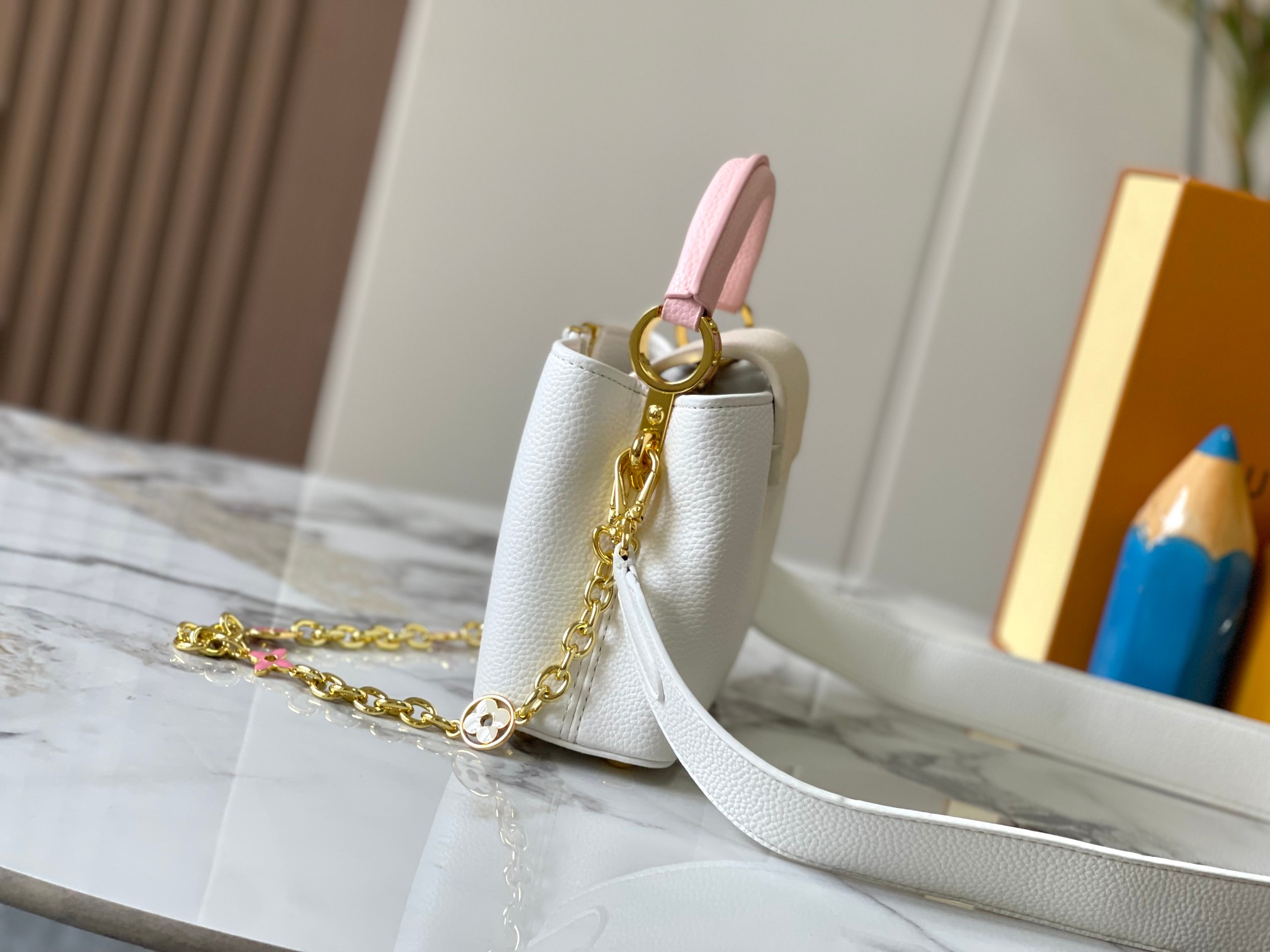 升级版 M11342白粉花卉三拼
本款 Cap-ucines 迷你手袋展现柔婉之美：Taurillon 