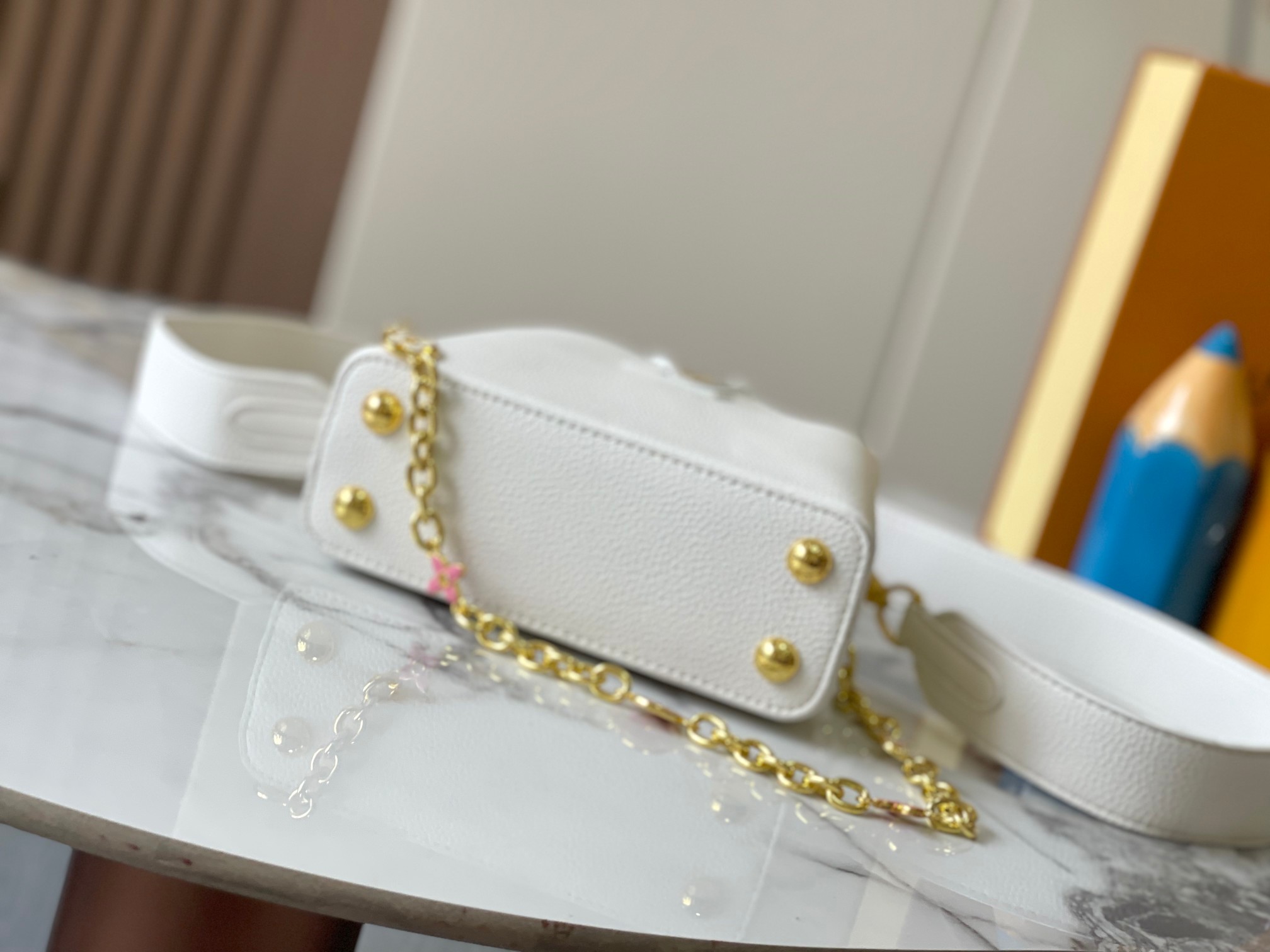 升级版 M11342白粉花卉三拼
本款 Cap-ucines 迷你手袋展现柔婉之美：Taurillon 