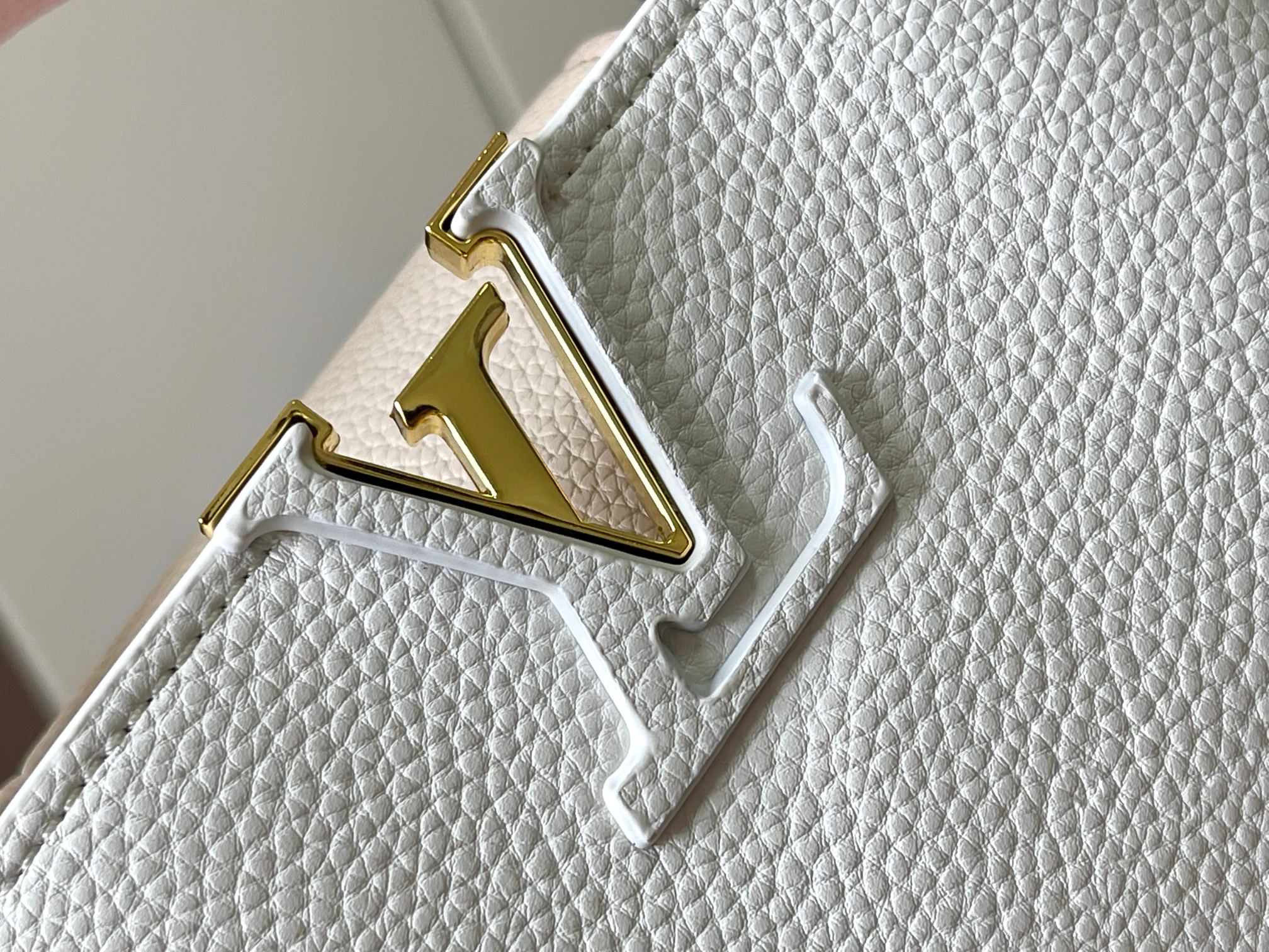 升级版 M11342白粉花卉三拼
本款 Cap-ucines 迷你手袋展现柔婉之美：Taurillon 