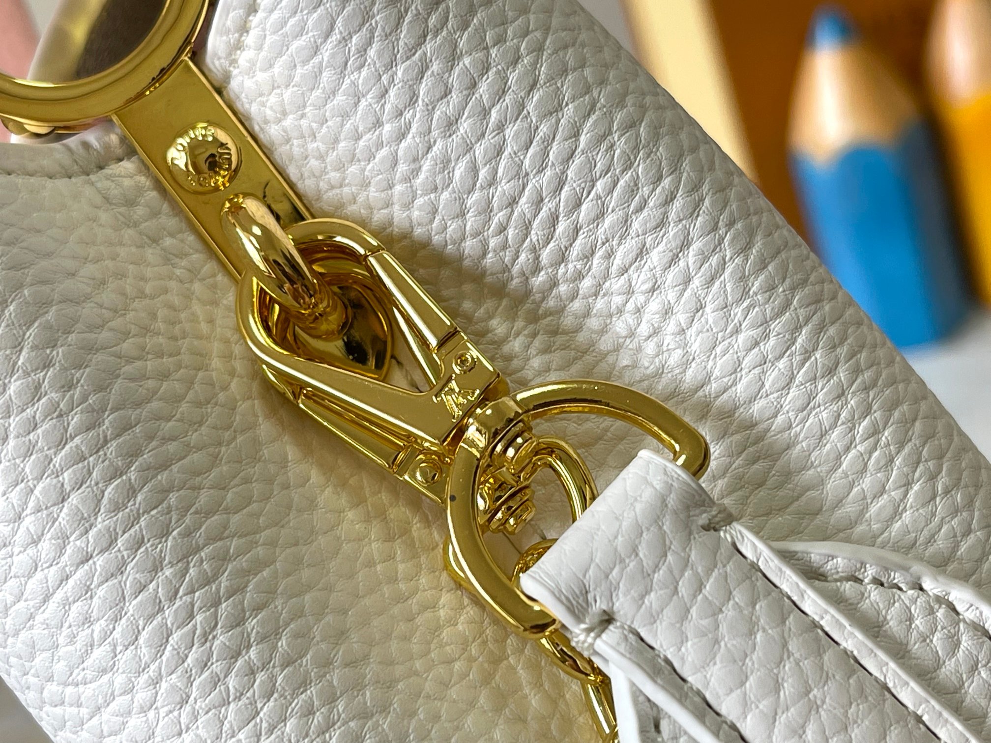 升级版 M11342白粉花卉三拼
本款 Cap-ucines 迷你手袋展现柔婉之美：Taurillon 