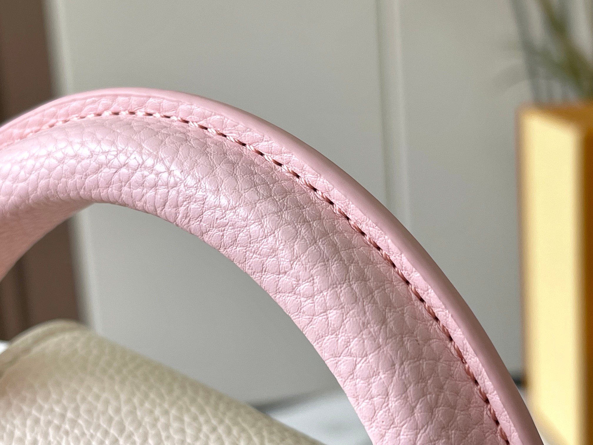 升级版 M11342白粉花卉三拼
本款 Cap-ucines 迷你手袋展现柔婉之美：Taurillon 