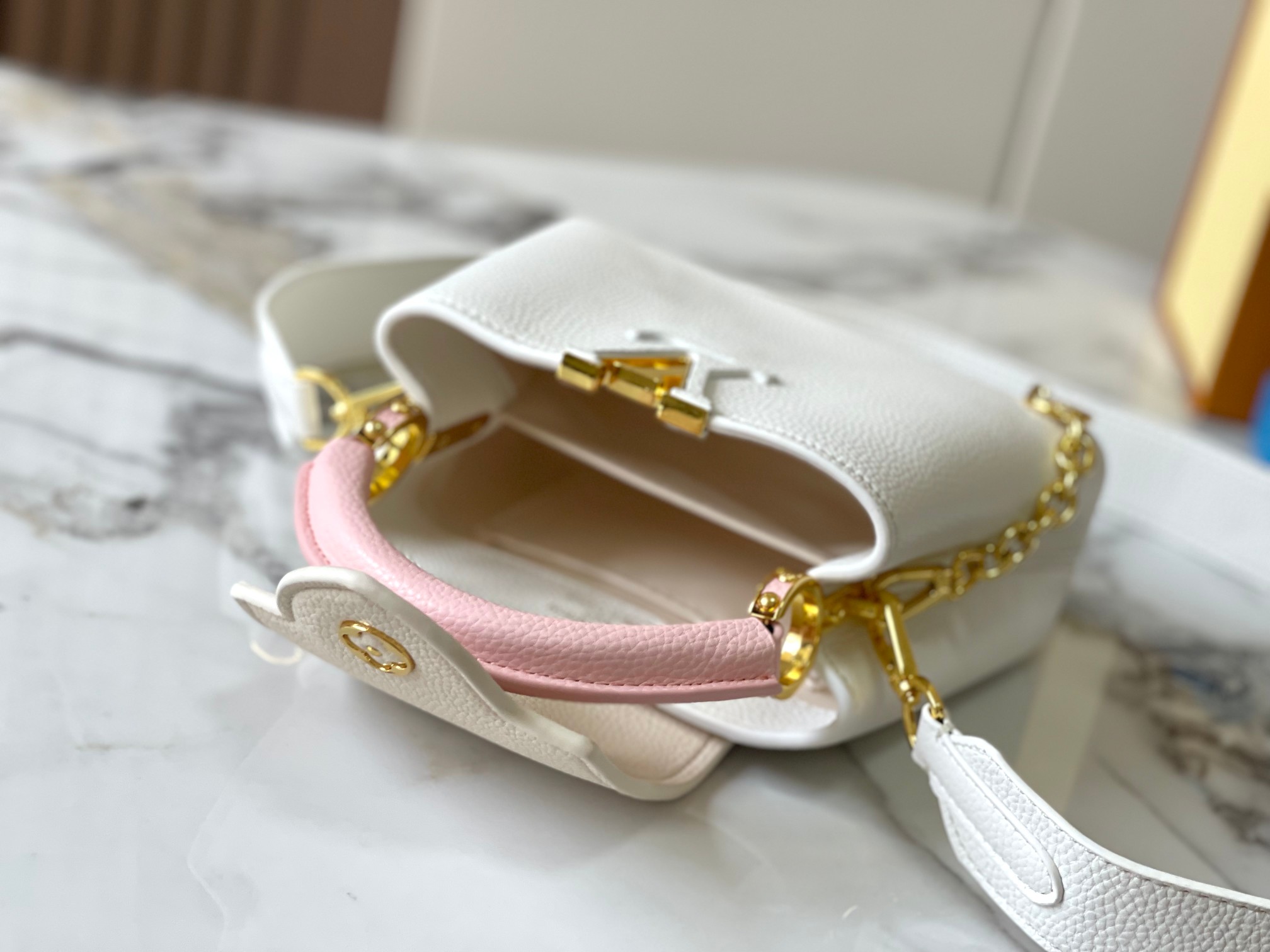 升级版 M11342白粉花卉三拼
本款 Cap-ucines 迷你手袋展现柔婉之美：Taurillon 