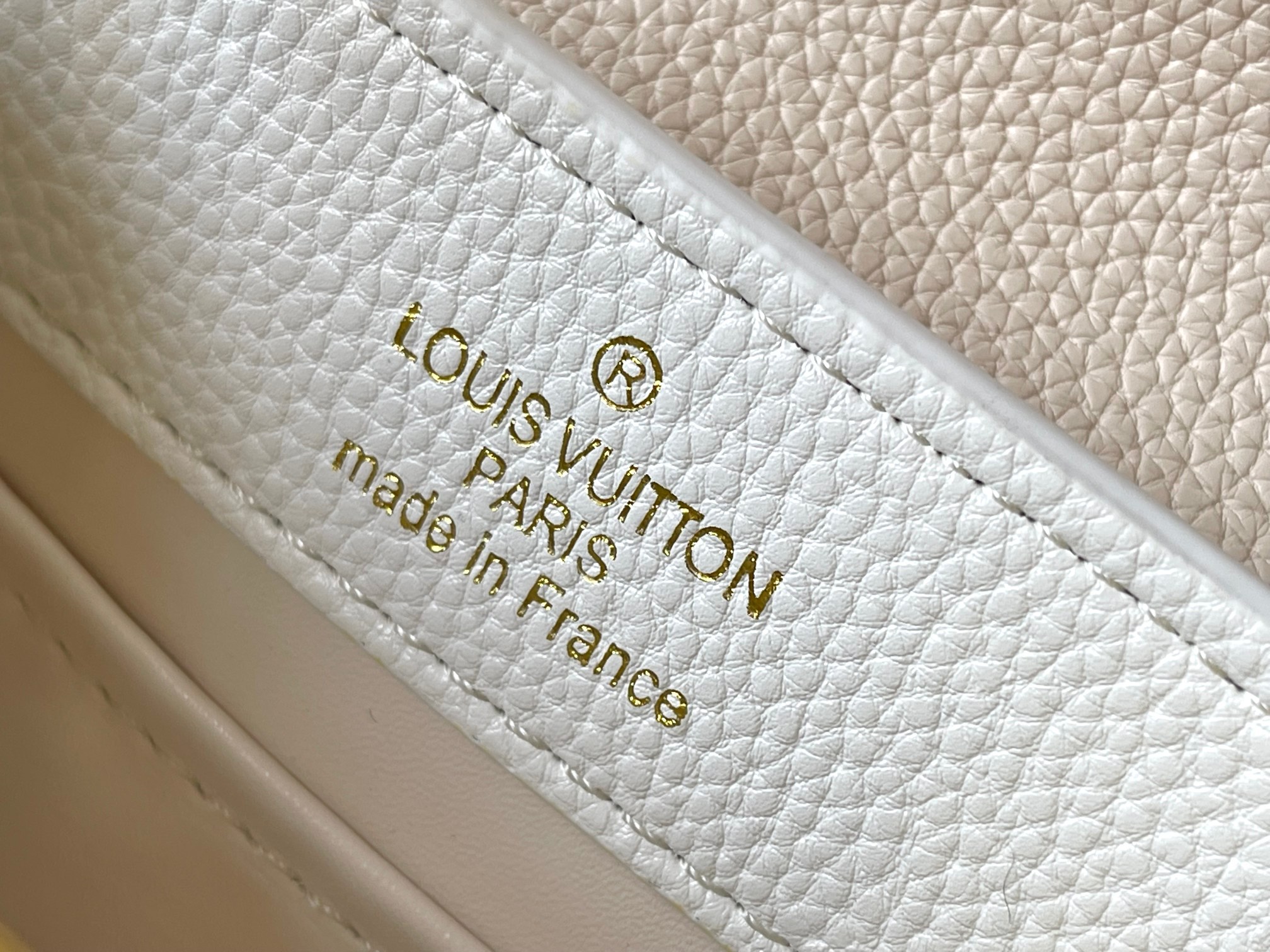 升级版 M11342白粉花卉三拼
本款 Cap-ucines 迷你手袋展现柔婉之美：Taurillon 