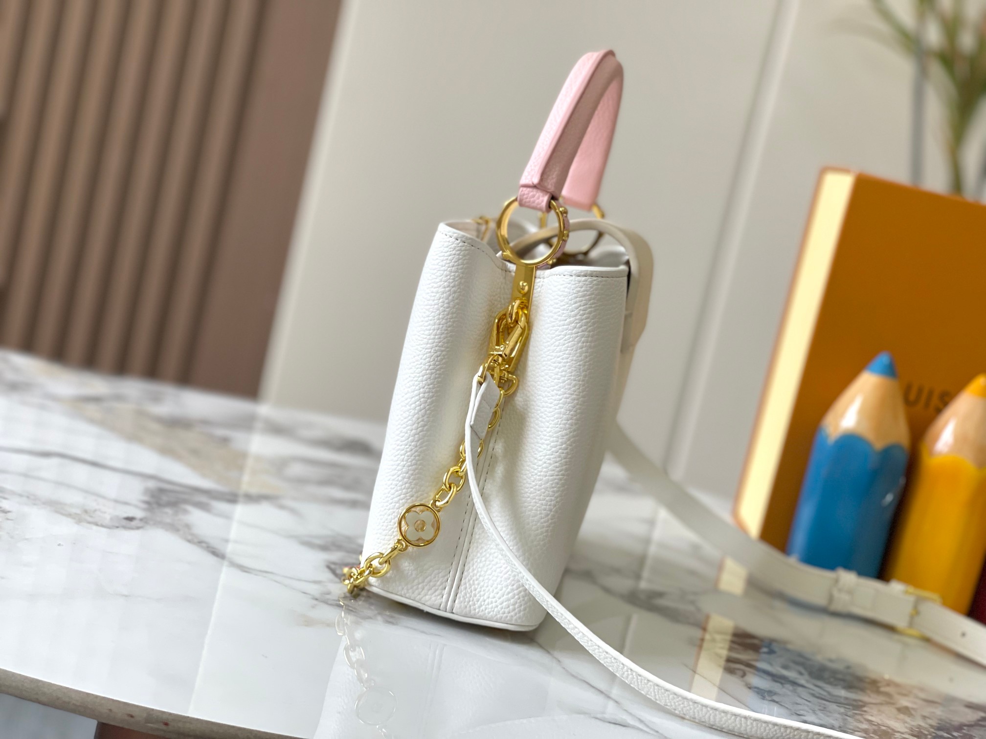 升级版  M11343白粉花卉三拼
本款 Cap-ucines BB 手袋取材 Taurillon 皮革