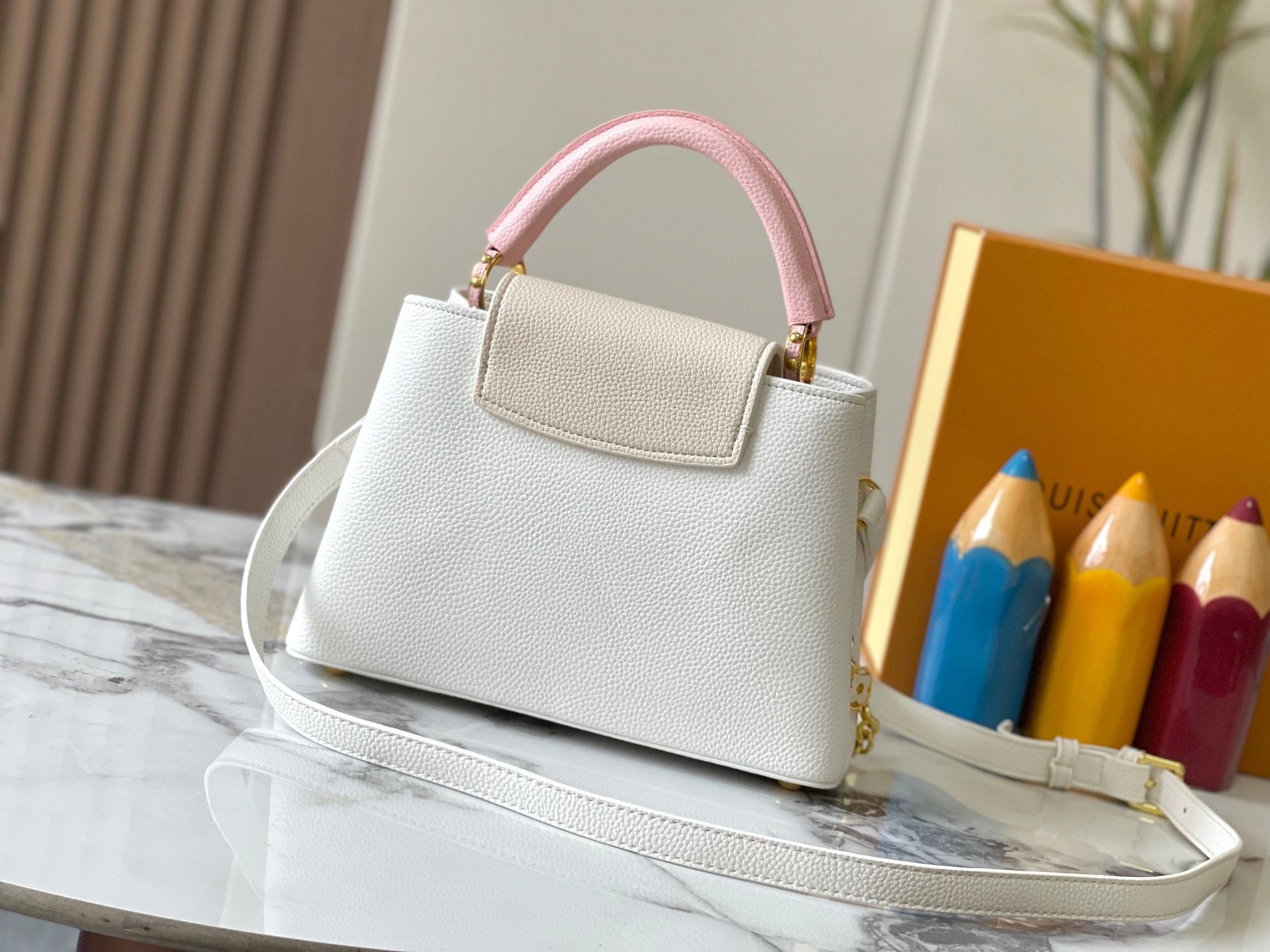 升级版  M11343白粉花卉三拼
本款 Cap-ucines BB 手袋取材 Taurillon 皮革