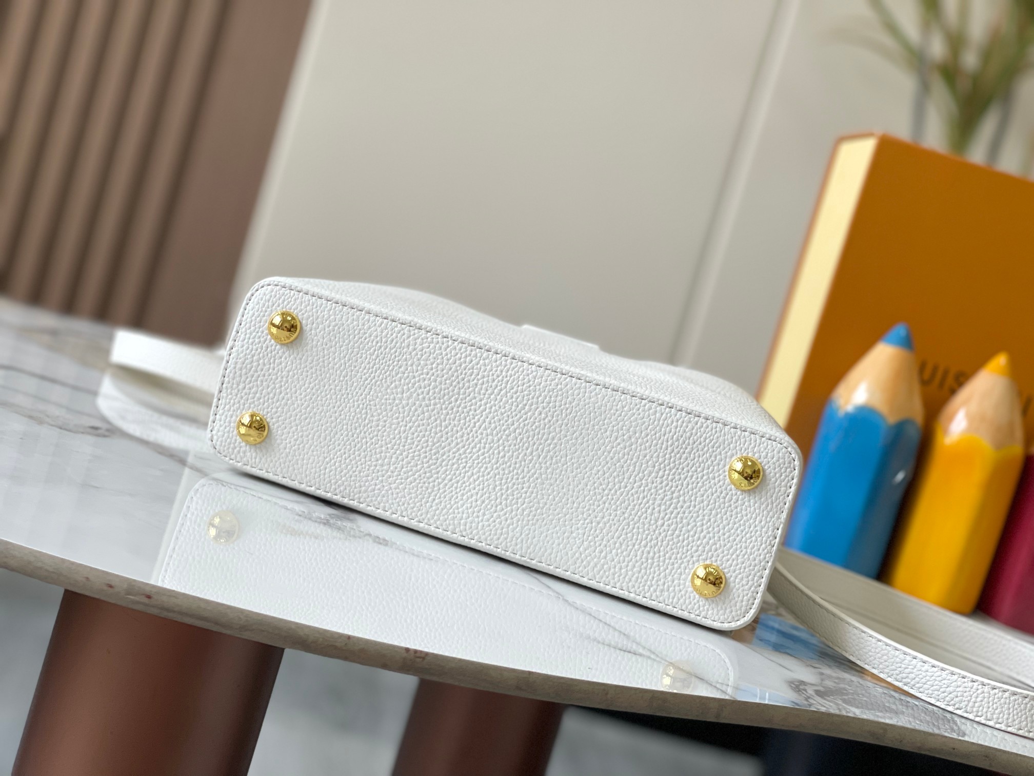 升级版  M11343白粉花卉三拼
本款 Cap-ucines BB 手袋取材 Taurillon 皮革