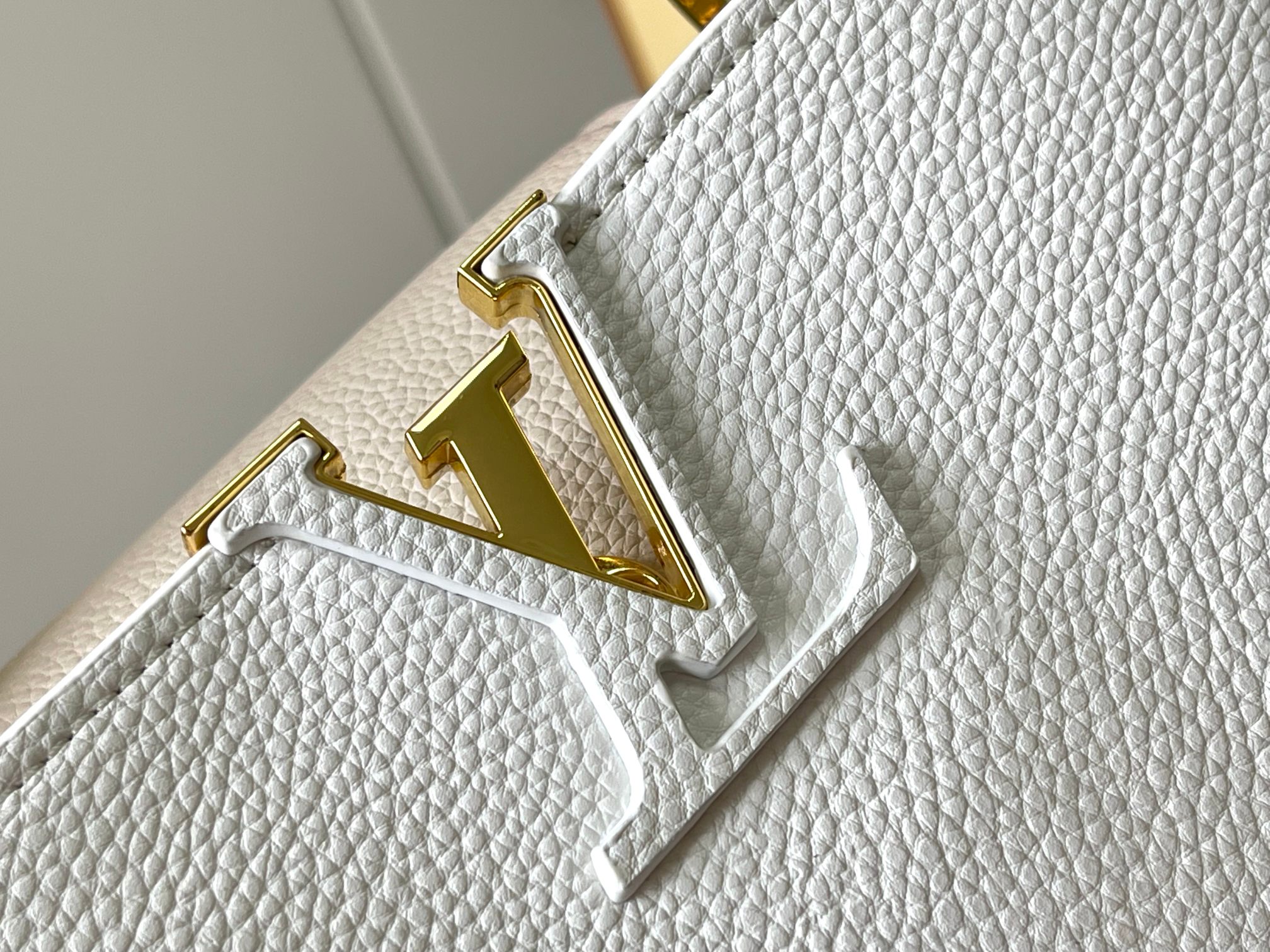 升级版  M11343白粉花卉三拼
本款 Cap-ucines BB 手袋取材 Taurillon 皮革