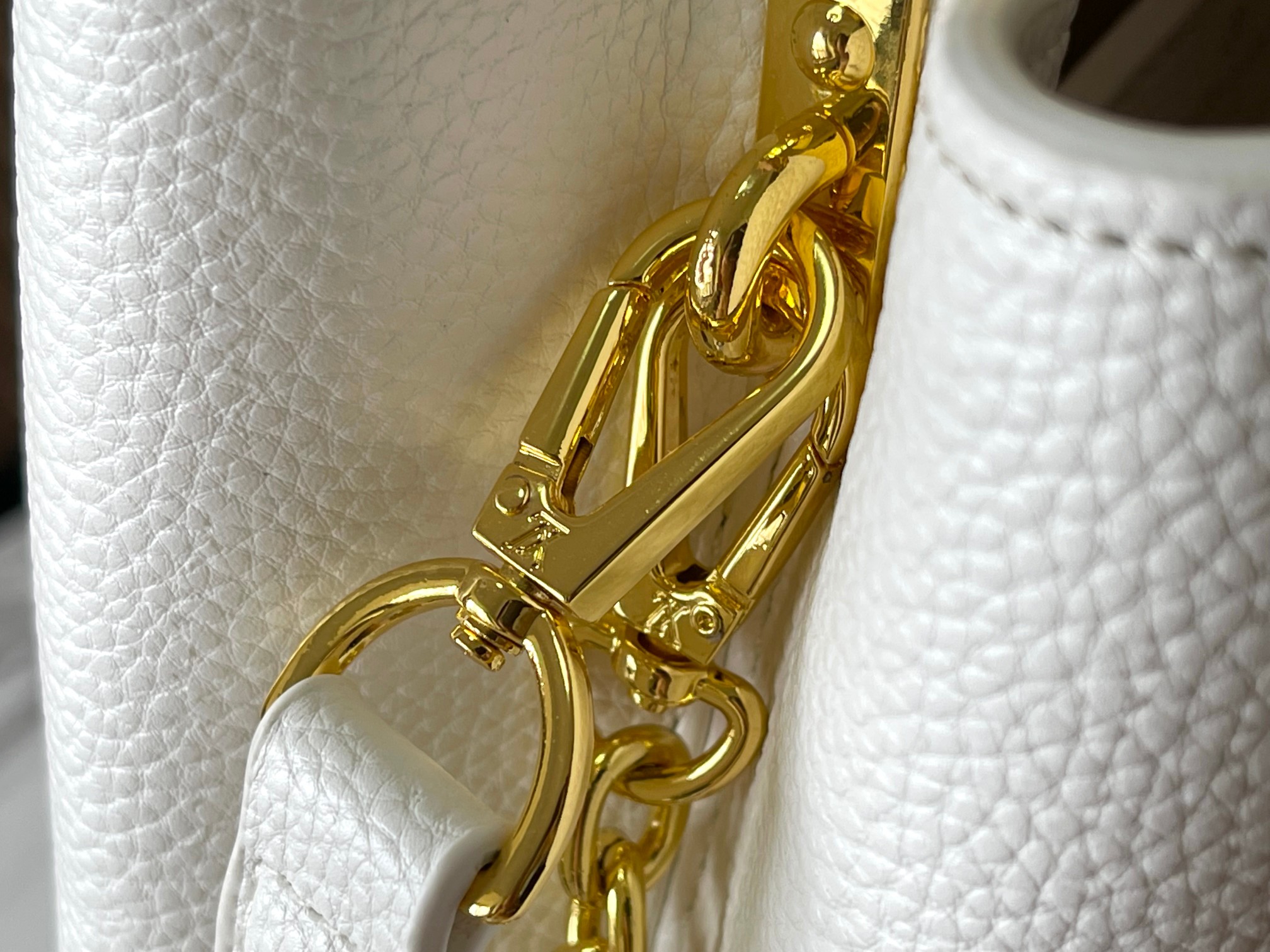 升级版  M11343白粉花卉三拼
本款 Cap-ucines BB 手袋取材 Taurillon 皮革