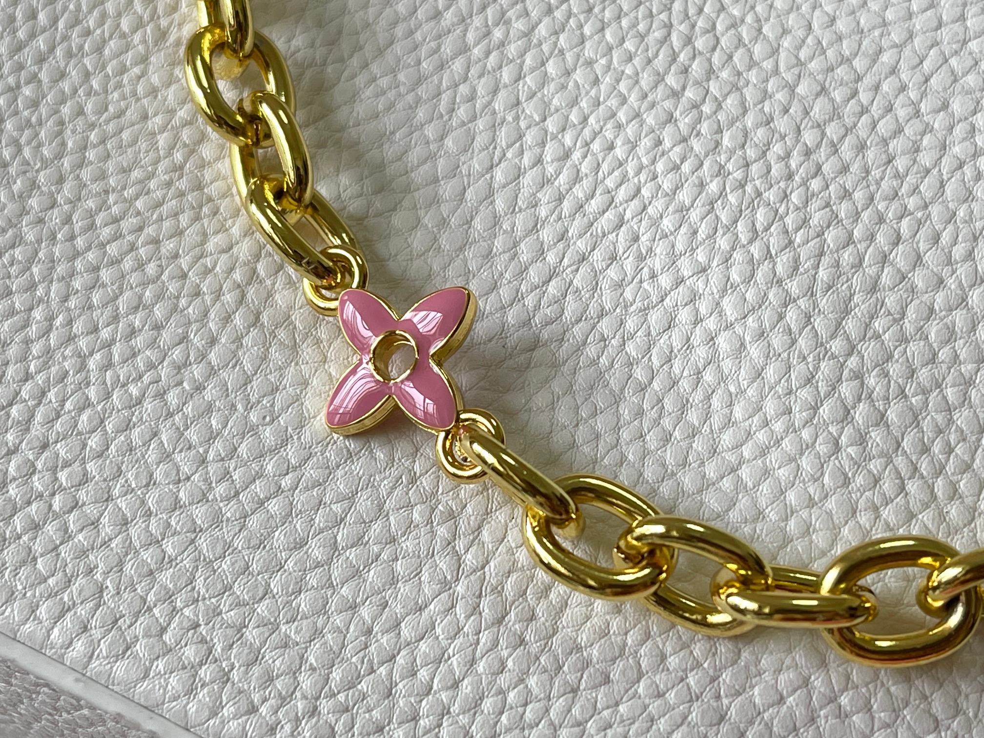 升级版  M11343白粉花卉三拼
本款 Cap-ucines BB 手袋取材 Taurillon 皮革