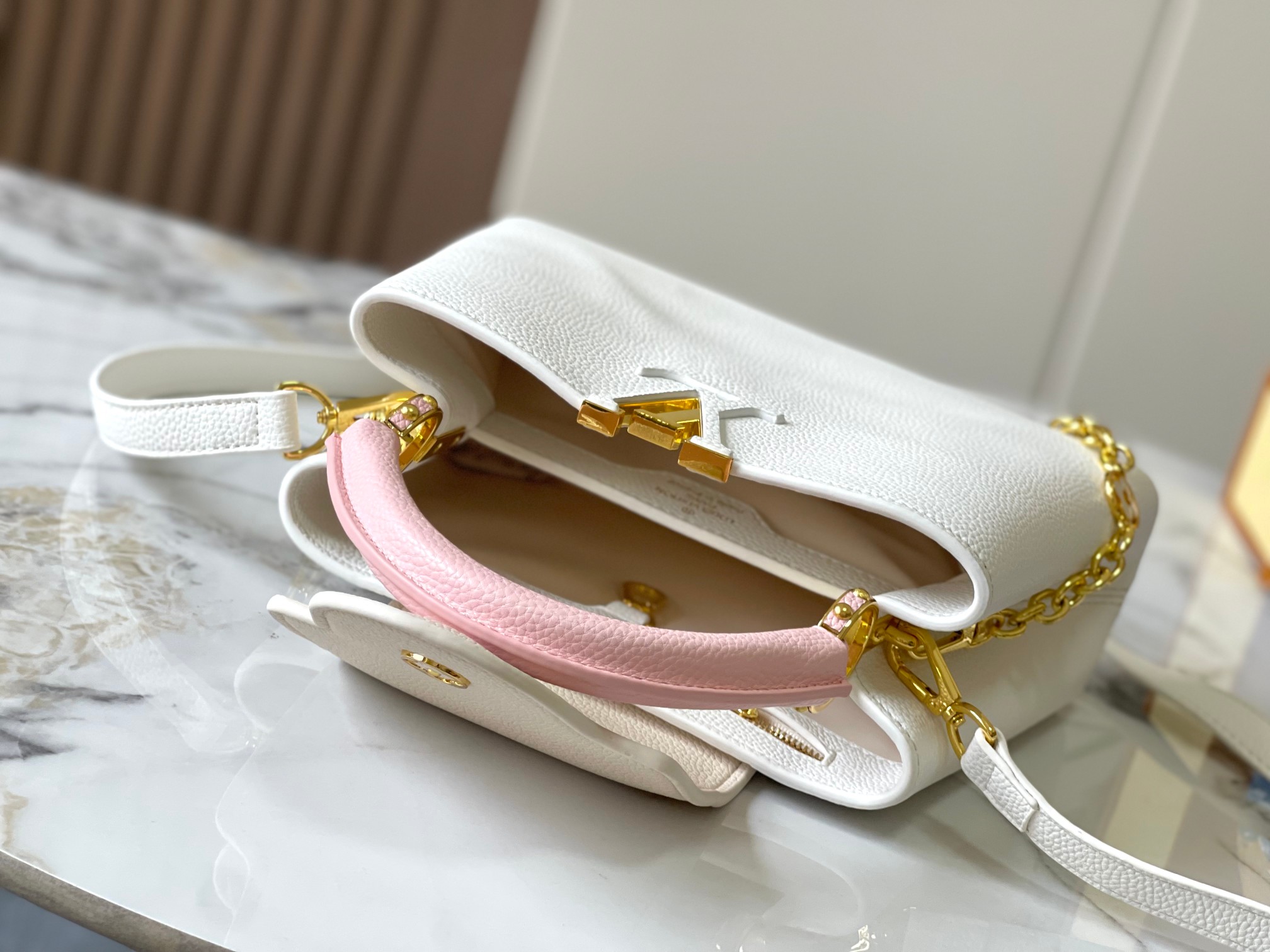 升级版  M11343白粉花卉三拼
本款 Cap-ucines BB 手袋取材 Taurillon 皮革