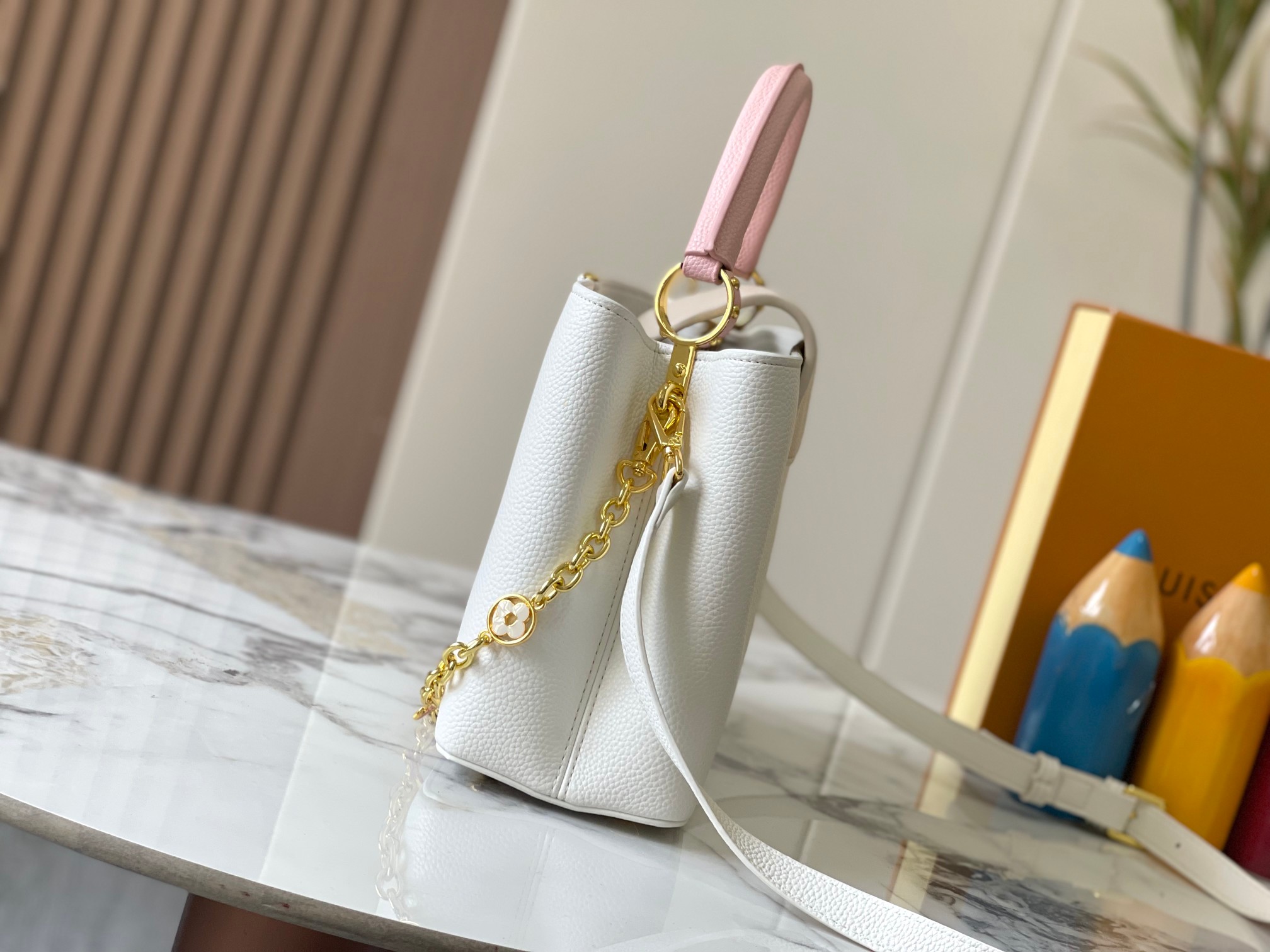 升级版 M11344白粉花卉三拼
Cap-ucines 中号手袋沐浴新季洗礼：金属 Monogram 花