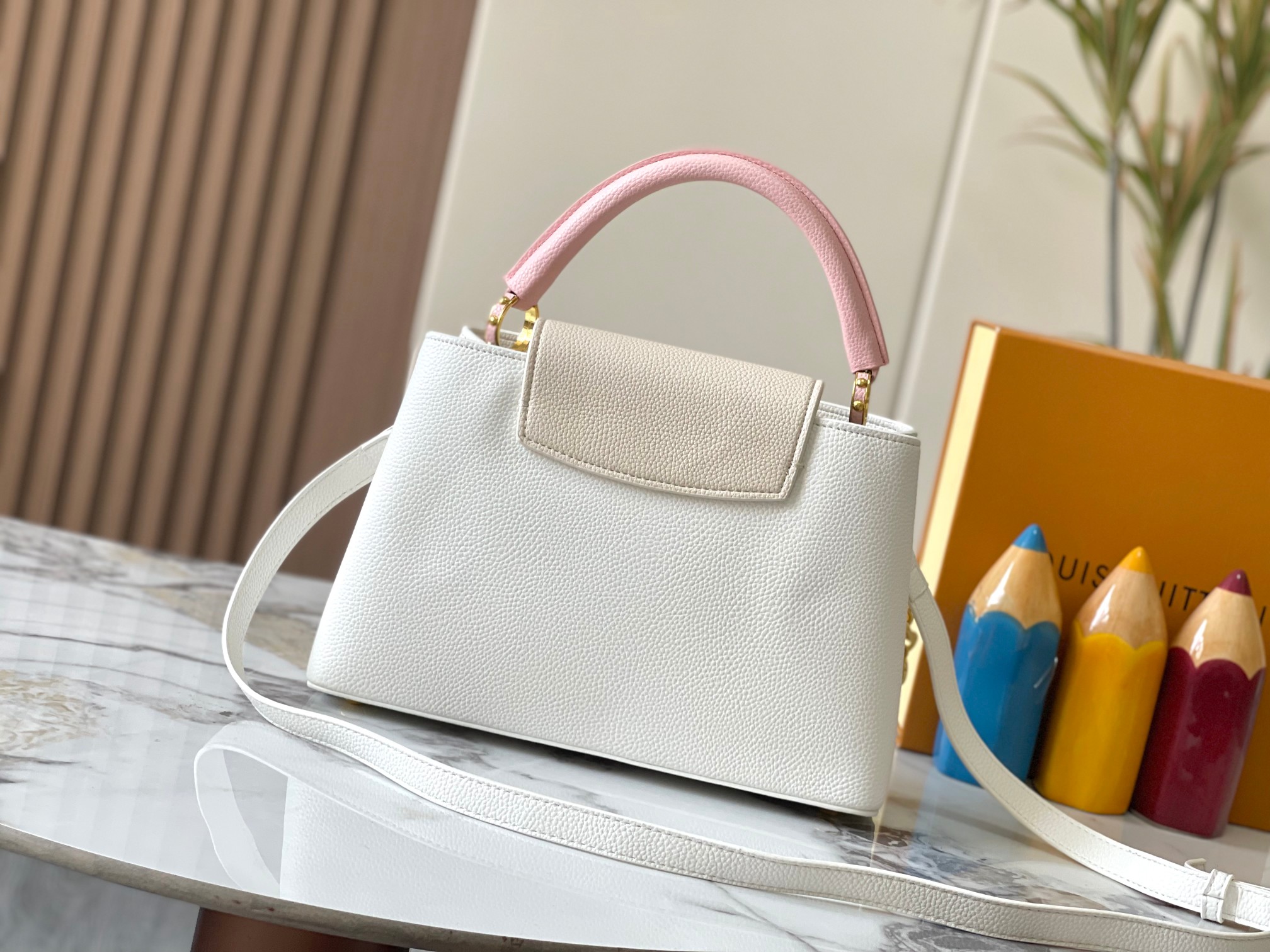 升级版 M11344白粉花卉三拼
Cap-ucines 中号手袋沐浴新季洗礼：金属 Monogram 花