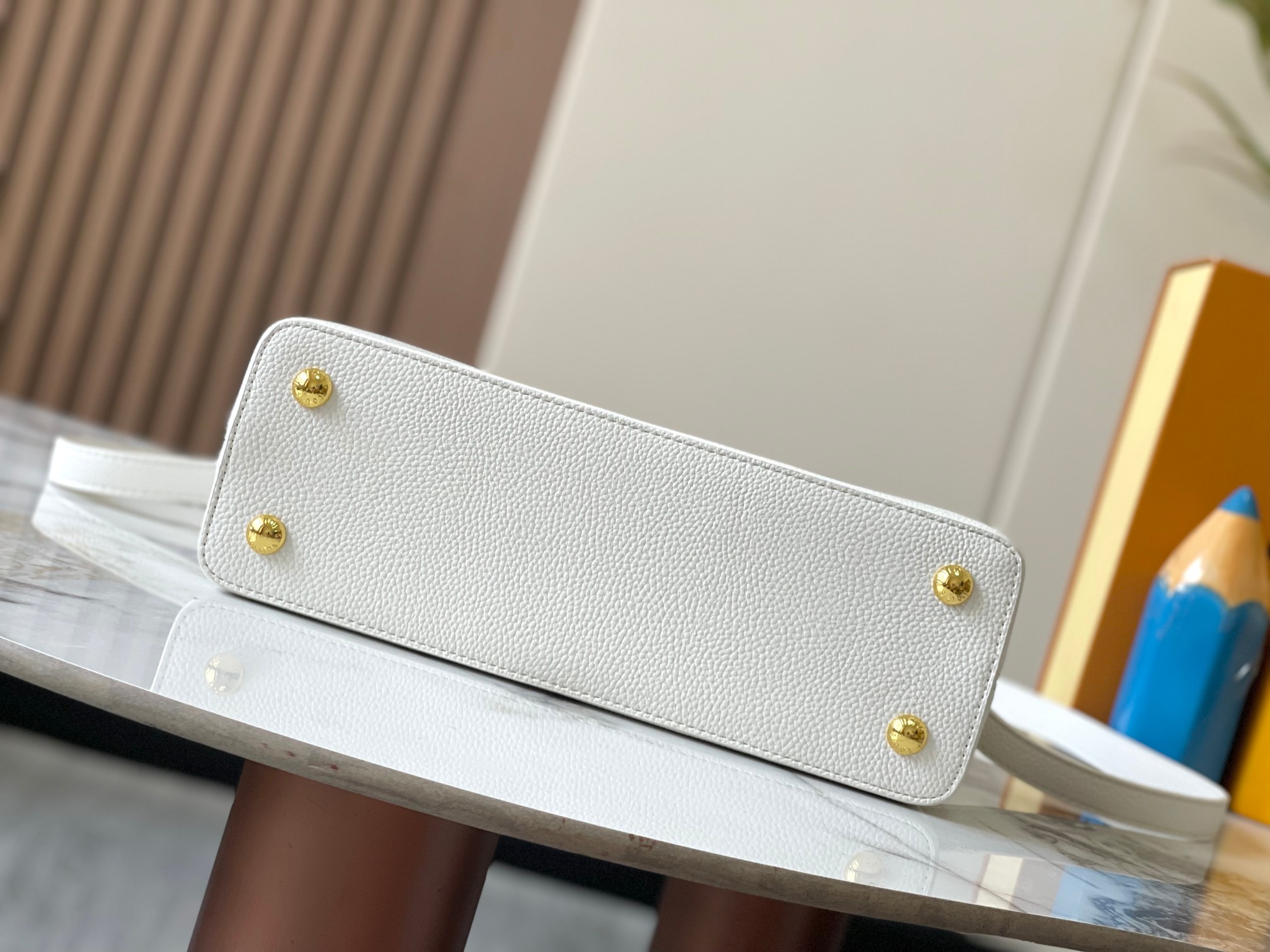 升级版 M11344白粉花卉三拼
Cap-ucines 中号手袋沐浴新季洗礼：金属 Monogram 花