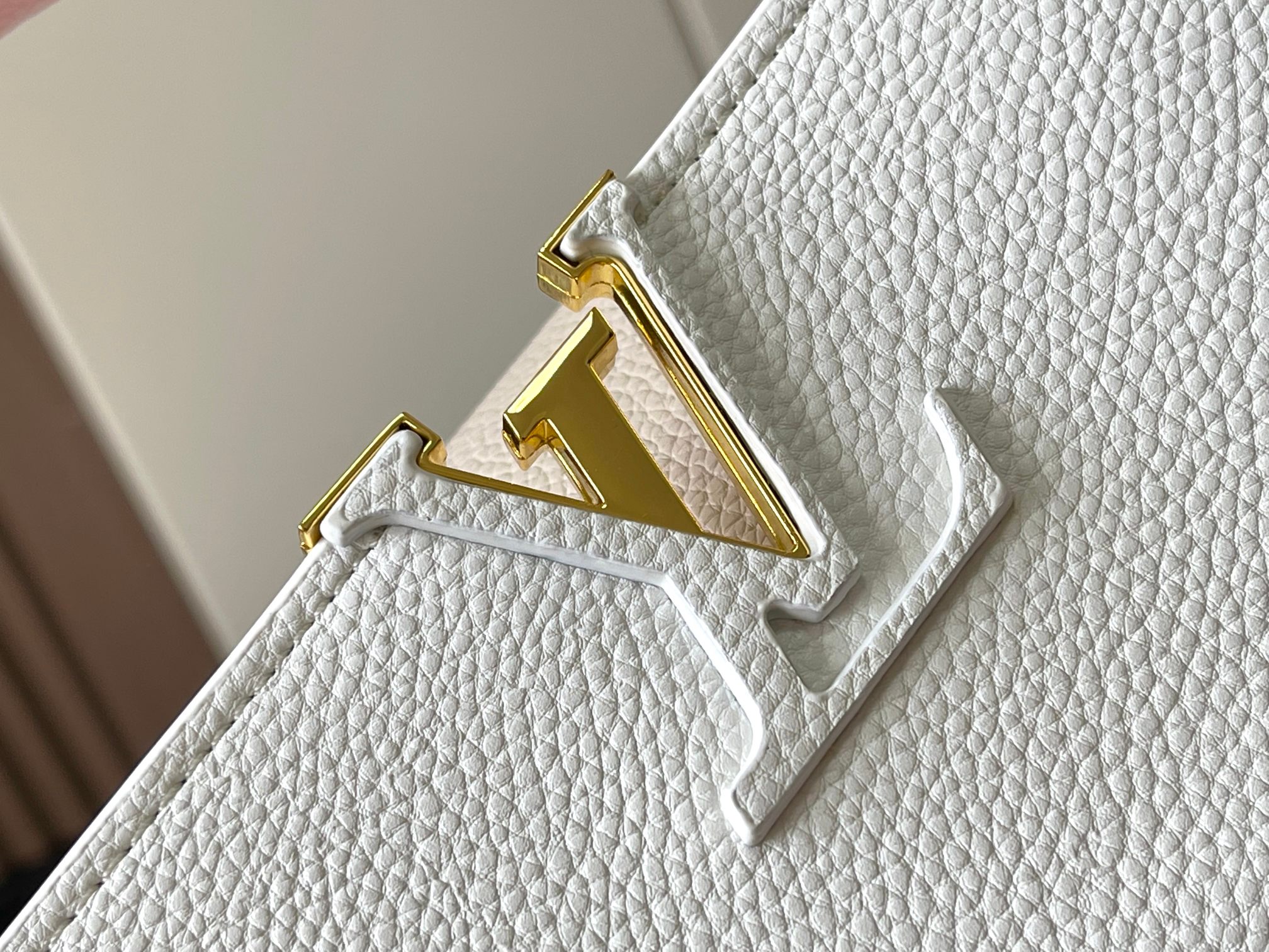 升级版 M11344白粉花卉三拼
Cap-ucines 中号手袋沐浴新季洗礼：金属 Monogram 花