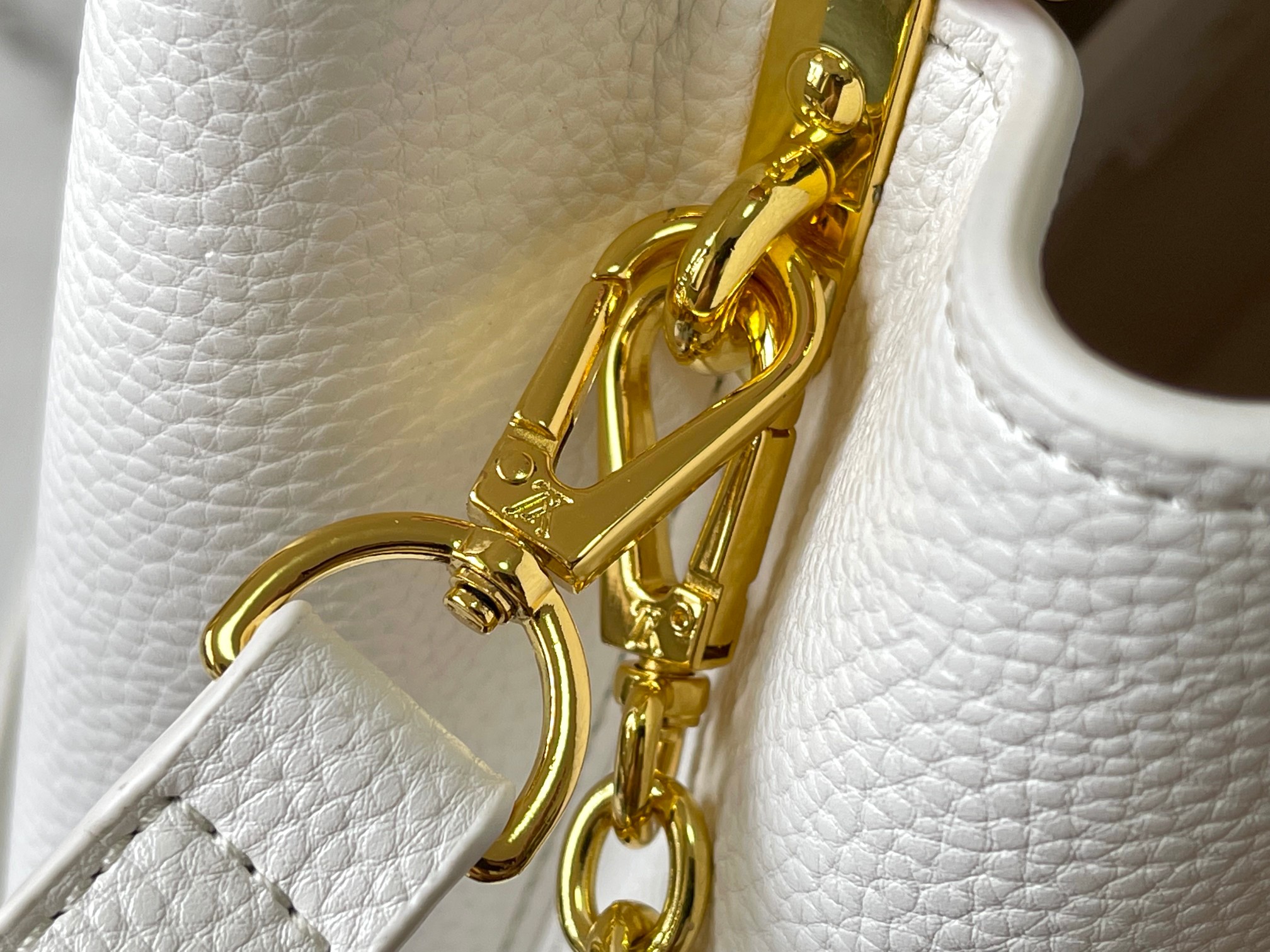 升级版 M11344白粉花卉三拼
Cap-ucines 中号手袋沐浴新季洗礼：金属 Monogram 花