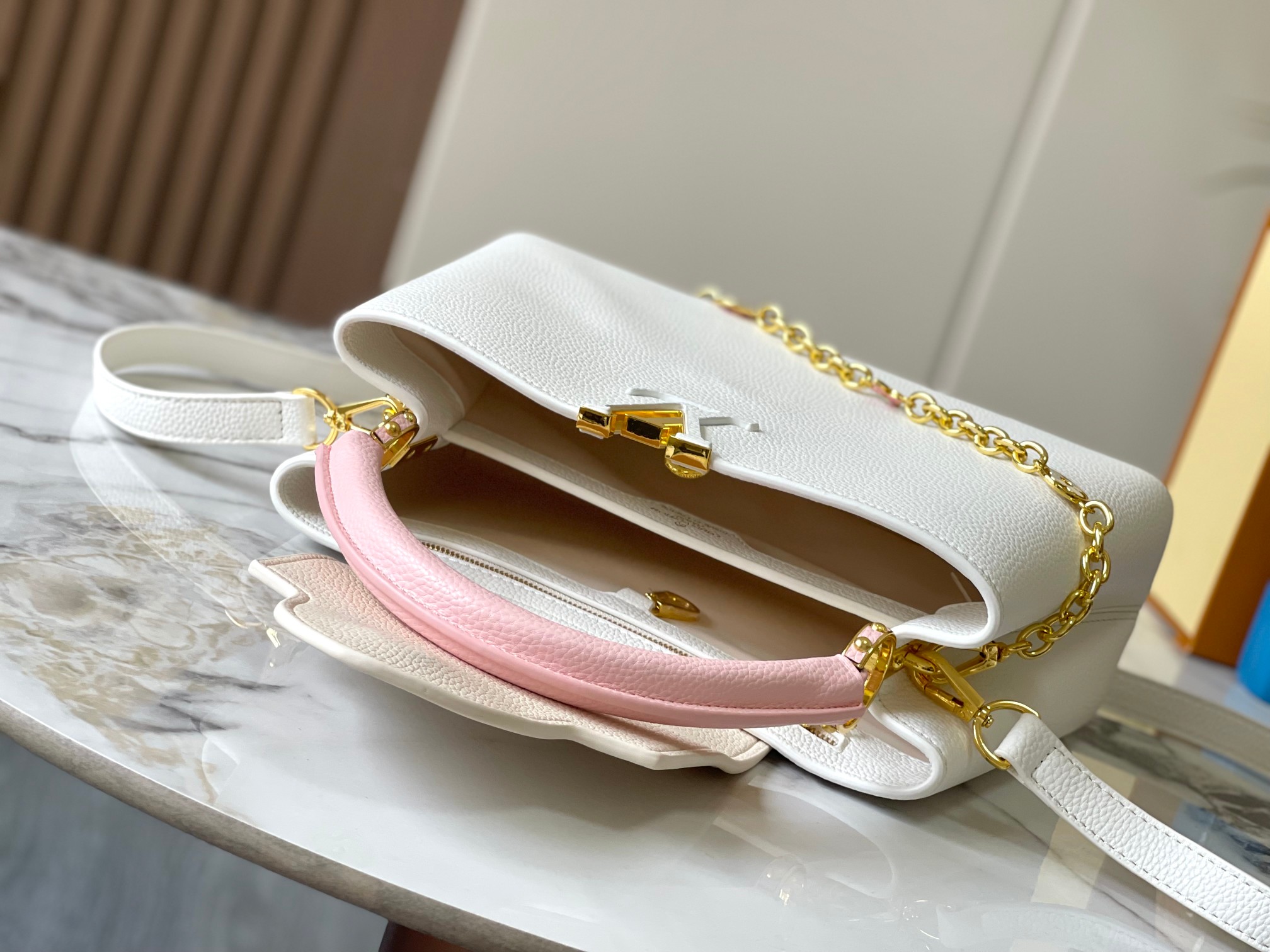 升级版 M11344白粉花卉三拼
Cap-ucines 中号手袋沐浴新季洗礼：金属 Monogram 花