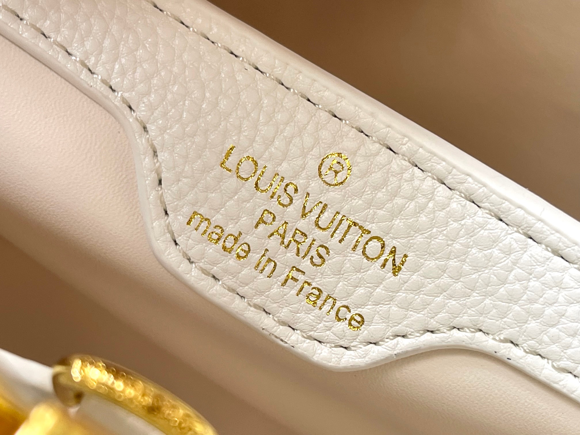 升级版 M11344白粉花卉三拼
Cap-ucines 中号手袋沐浴新季洗礼：金属 Monogram 花