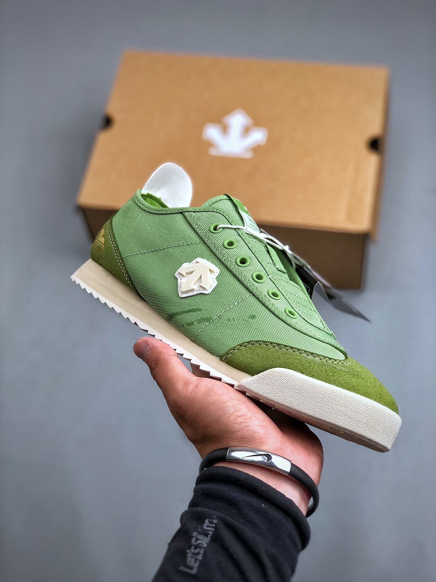 终端特价🉐️爆款福利🔥
跑量放店批💰110 核心主推
原价市场160 180版本 纯原公司
DESCENTE CHRON 公司级版本 迪桑特复古运动一脚蹬帆布鞋👏透气休闲鞋 轻松方便的一脚蹬设计 搭配轻质弹性鞋底 脚感舒适 简洁的帆布鞋面设计适用于多场景穿搭 官方货号:D4231LSN14 尺码36-45