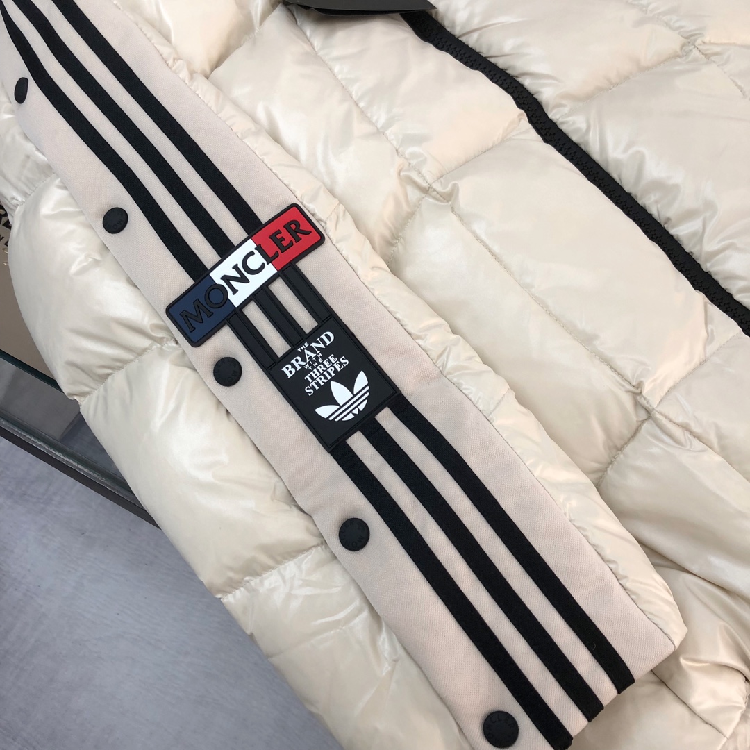 MonclerxAdidas三叶草联名合作款秋冬新款羽绒服两大品牌强强联手推出突破性的“探索者艺术”系列