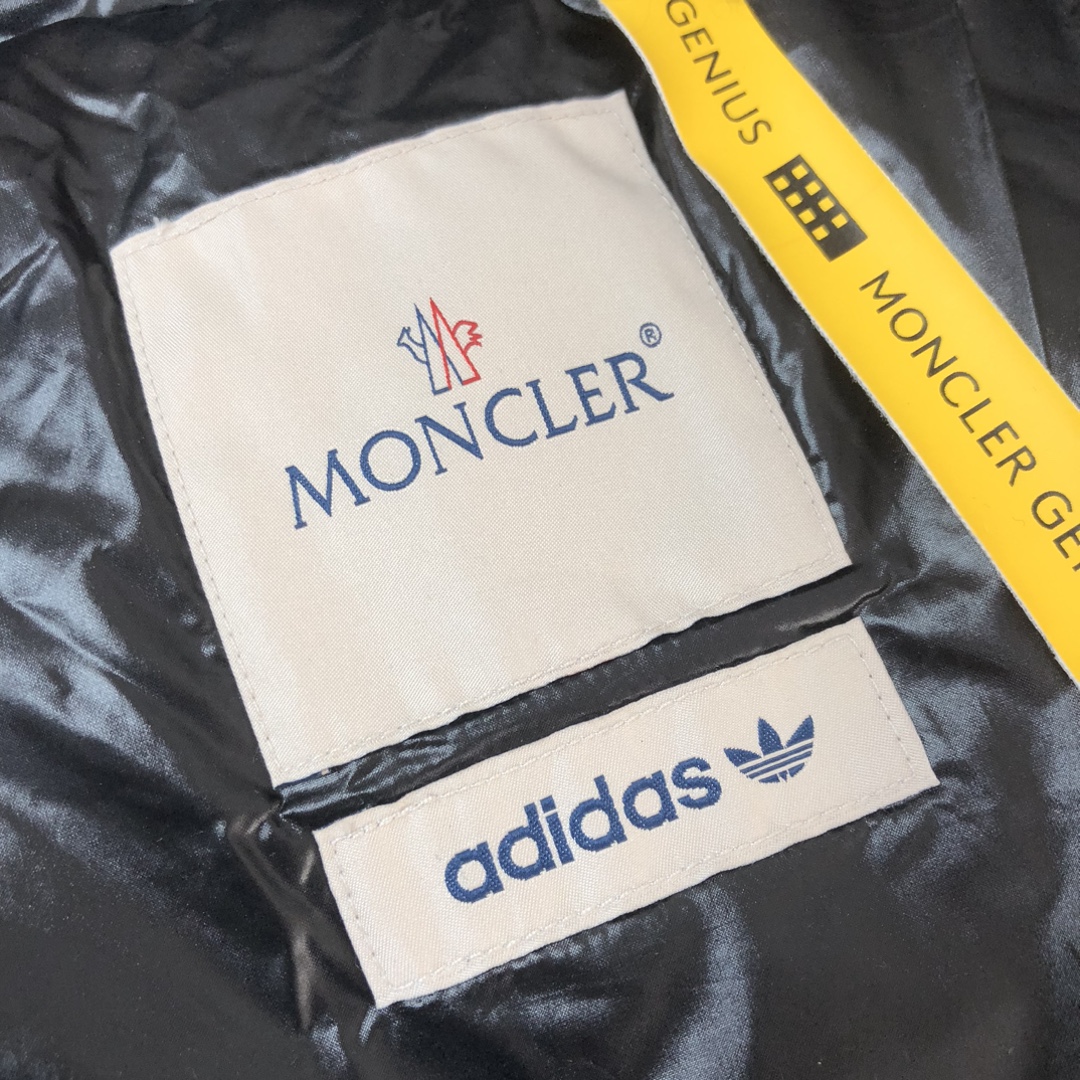 MonclerxAdidas三叶草联名合作款秋冬新款羽绒服两大品牌强强联手推出突破性的“探索者艺术”系列