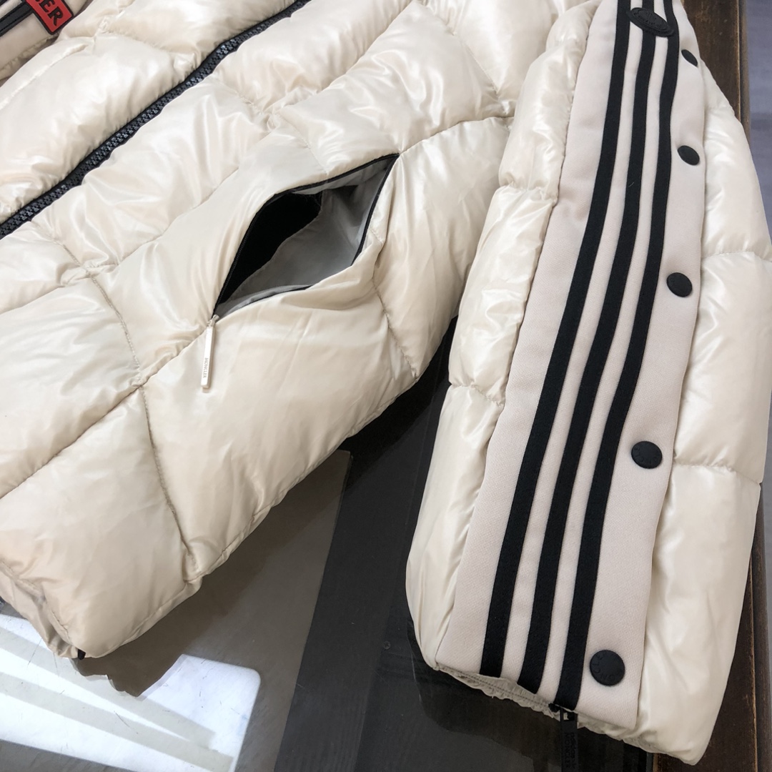 MonclerxAdidas三叶草联名合作款秋冬新款羽绒服两大品牌强强联手推出突破性的“探索者艺术”系列