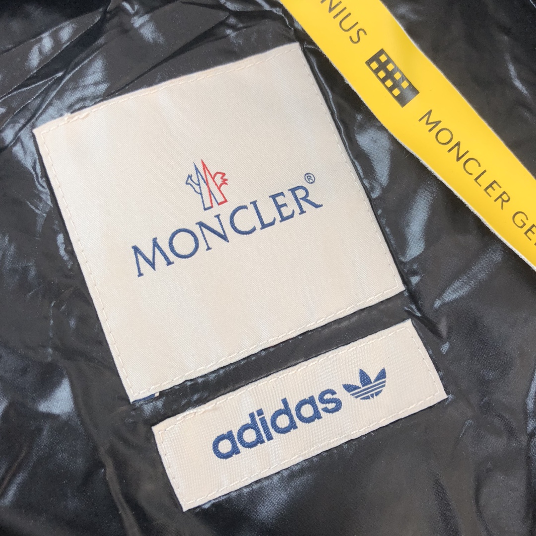 MonclerxAdidas三叶草联名合作款秋冬新款羽绒服两大品牌强强联手推出突破性的“探索者艺术”系列