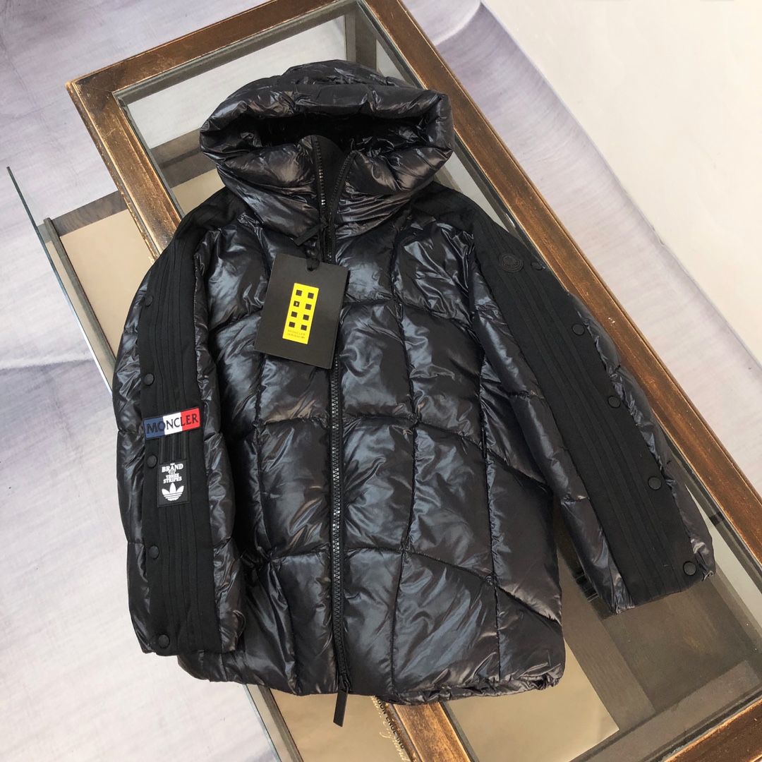 MonclerxAdidas三叶草联名合作款秋冬新款羽绒服两大品牌强强联手推出突破性的“探索者艺术”系列