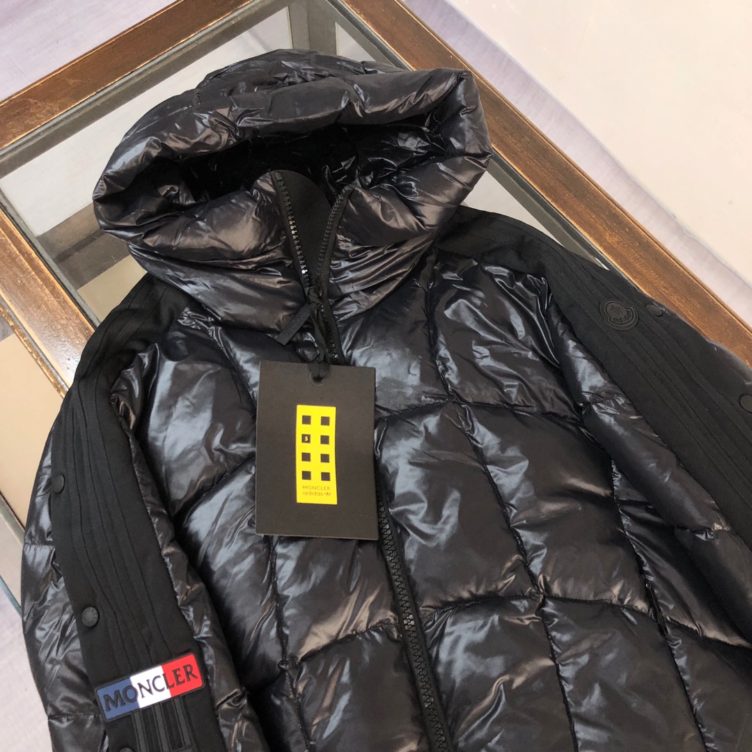 MonclerxAdidas三叶草联名合作款秋冬新款羽绒服两大品牌强强联手推出突破性的“探索者艺术”系列