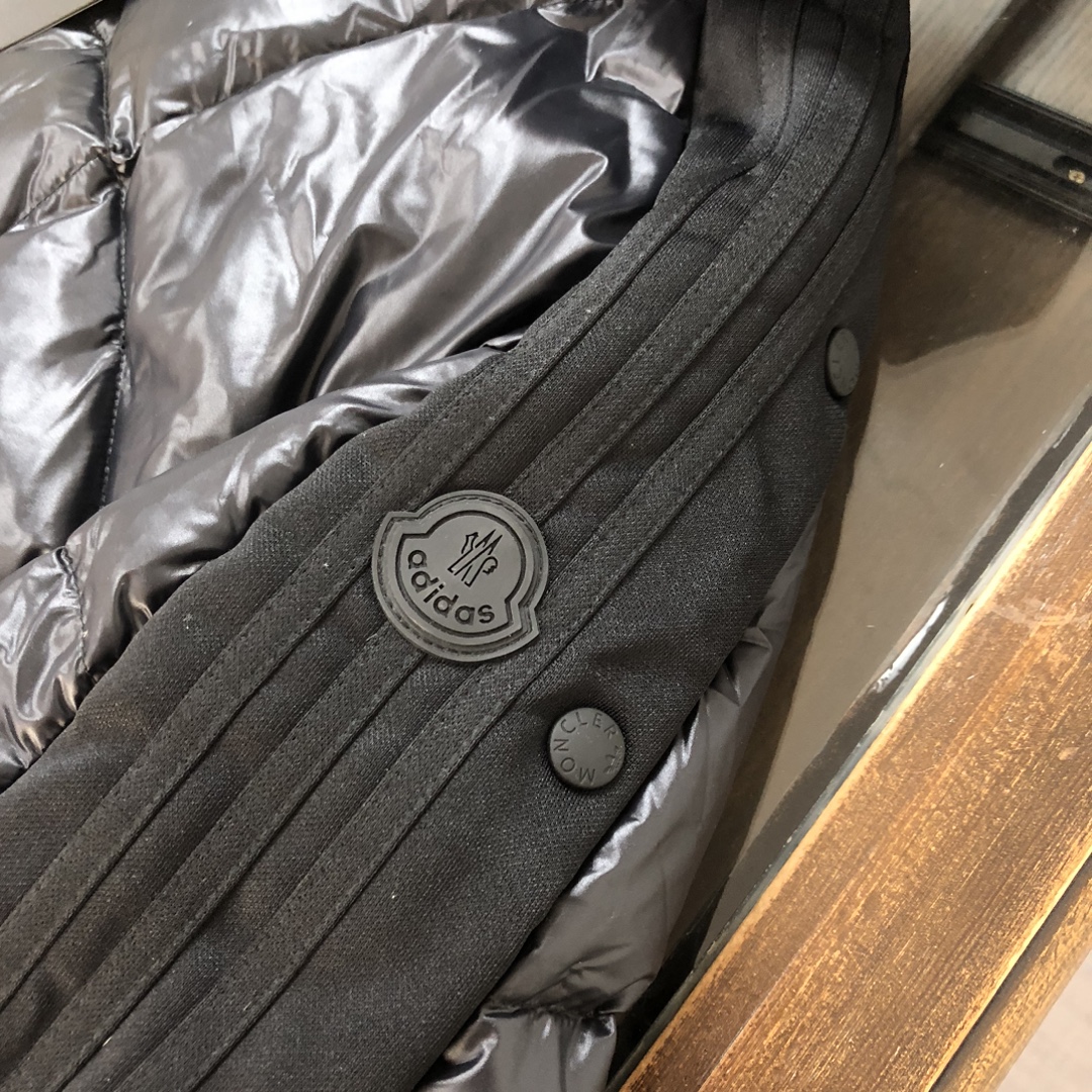 MonclerxAdidas三叶草联名合作款秋冬新款羽绒服两大品牌强强联手推出突破性的“探索者艺术”系列