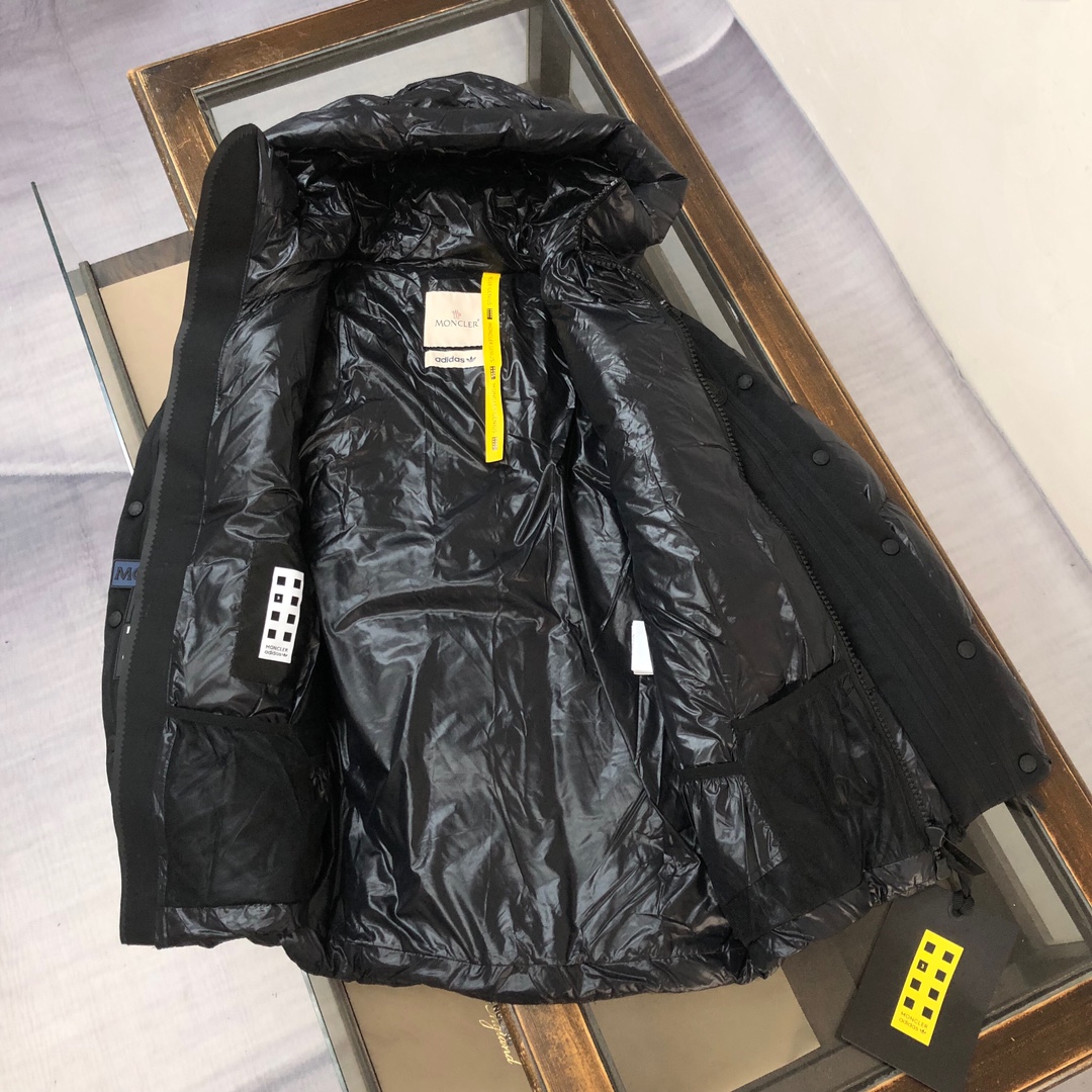 MonclerxAdidas三叶草联名合作款秋冬新款羽绒服两大品牌强强联手推出突破性的“探索者艺术”系列