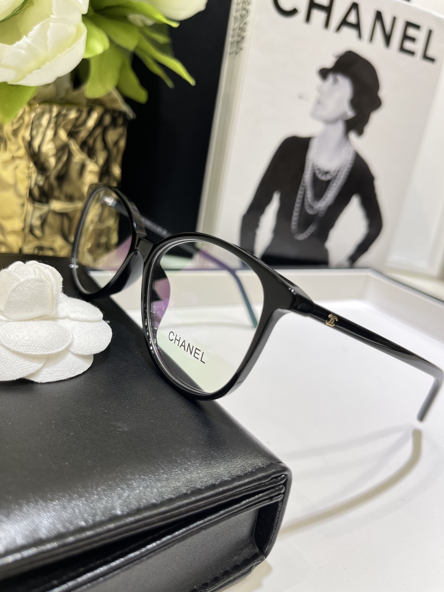 NO:635148,CH3373 frame is a plain frame with a white, rich and beautiful temperament. This frame is really good-looking on the face. It has a self-matched prescription and is of ZP-level quality. The texture can be felt in your hands.,,Cardia high-end jewelry19860909CH3373镜框 自带白富美气质的素颜框 这副上脸真的很好看,自配度数 zp级品质,质感到手就感受到.,,卡迪亚高端饰品,Jewelry