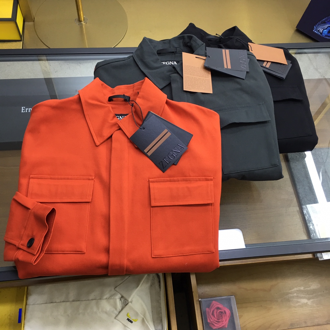 NO:122957,New counter product [Zegn...] (S-XL order to report height and weight) EZ new high-quality brushed cotton lapel jacket, men's symmetrical double pocket patch shirt-style work jacket!  Trading companies have sparse channels and are released on the official website at the same time!  Z Family has always been known for its exquisite craftsmanship and high-quality materials, and this latest men's jacket for autumn and winter is no exception!  This jacket features heavy woven cotton fabric, which ensures thickness and durability while also adding texture and luxury!  The wool treatment at the bottom makes this jacket have an excellent warmth effect, while also being skin-friendly and comfortable, giving you a warm feeling. The hidden hidden buckle open and close placket design is simple and elegant, and the customized horn buckle further highlights the brand's intention!  The shirt-style lapel jacket has a decent cut, showing the confident and fashionable side of men. The double pocket patch on the front and the flat hem slit design adds the layering and personalization of the overall look!  Whether paired with casual pants or jeans, this jacket can be easily controlled. The loose and casual style brings comfort, and the full workwear design shows the unique and fashionable taste of men!  In short, this jacket injects new ideas into the casual wardrobe with its luxurious texture and exquisite craftsmanship. Whether you are young, energetic or mature and steady, this jacket can allow you to show your unique style and charm!  You can wear comfortably, stylishly and stylish no matter where you are!  Black/Gray/Orange, Three colors into it!  Size S-XL S S shoulder width 50cm-bust 112cm-length 68cm-sleeve length 65cm M Shoulder width 51cm-bust 116cm-length 70cm-sleeve length 66cm L Shoulder width 52cm-bust 120cm-length 72cm-sleeve length 67cm XL Shoulder width 53cm-bust 124cm-length 74cm-sleeve length 67cm Size recommendation (standard version) Boys weigh 174-140 catties, try on size M!  A boy can choose S code within 133 catties, a M code for 133-148 catties, a L code for 148-163 catties, and a XL code for 163-183 catties!  .,,jeans,jackets & coats,jackets & coats,shirts,alexander wang19860909专柜新品【Zegn...】(S-XL下单报身高体重)EZ新款高克重拉绒棉质翻领夹克,男士对称双口袋贴饰衬衫式工装夹克外套！贸易公司渠道稀出,同步官网发售！Z家一直以来都以精湛的工艺和高品质的材料而著称,该款秋冬最新男士夹克也不例外！ 这款夹克采用了重磅密织斜纹棉布,在保证厚实度和耐久性的同时也增添了质感和豪华感！底部的拉毛处理使得这款夹克具有出色的保暖效果,同时还能亲肤舒适,给你温暖的感觉,隐藏式暗扣开合门襟设计简洁大方,甄选定制牛角扣更彰显了品牌的用心！衬衫式翻领夹克版型剪裁得体,展现出男士们自信而时尚的一面,正面双口袋贴饰和平底下摆开叉设计增加了整体造型的层次感和个性化！无论是搭配休闲裤还是牛仔裤,这款夹克都能轻松驾驭,宽松休闲的版型带来舒适度,工装范儿十足的设计则展现出男士们独特而时尚的品味！总之该夹克以其奢华质感和精致工艺为休闲衣橱注入了新意,不论你是年轻活力还是成熟稳重,这款夹克都能让你展现自己独特的风格和魅力！无论何时何地,都能穿着舒适,时尚有型！黑色/灰色/橙色,三色入！尺码S-XL S码肩宽50cm-胸围112cm-衣长68cm-袖长65cm M码肩宽51cm-胸围116cm-衣长70cm-袖长66cm L码肩宽52cm-胸围120cm-衣长72cm-袖长67cm XL码肩宽53cm-胸围124cm-衣长74cm-袖长67cm 尺码推荐（标准版型） 男生体重174-140斤,试穿M码合适！ 男生体重133斤以内选择S码,133-148斤选择M码,148-163斤选择L码,163-183斤选择XL码！.,,jeans,jackets & coats,jackets & coats,shirts,alexander wang,Men's clothing