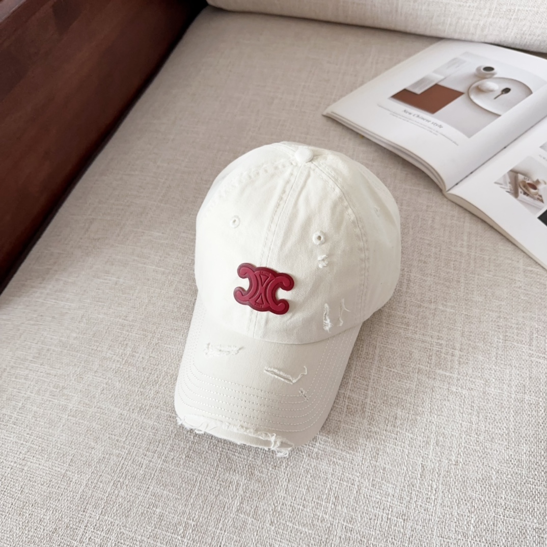 La última gorra de béisbol de Celine, color y forma muy correctos