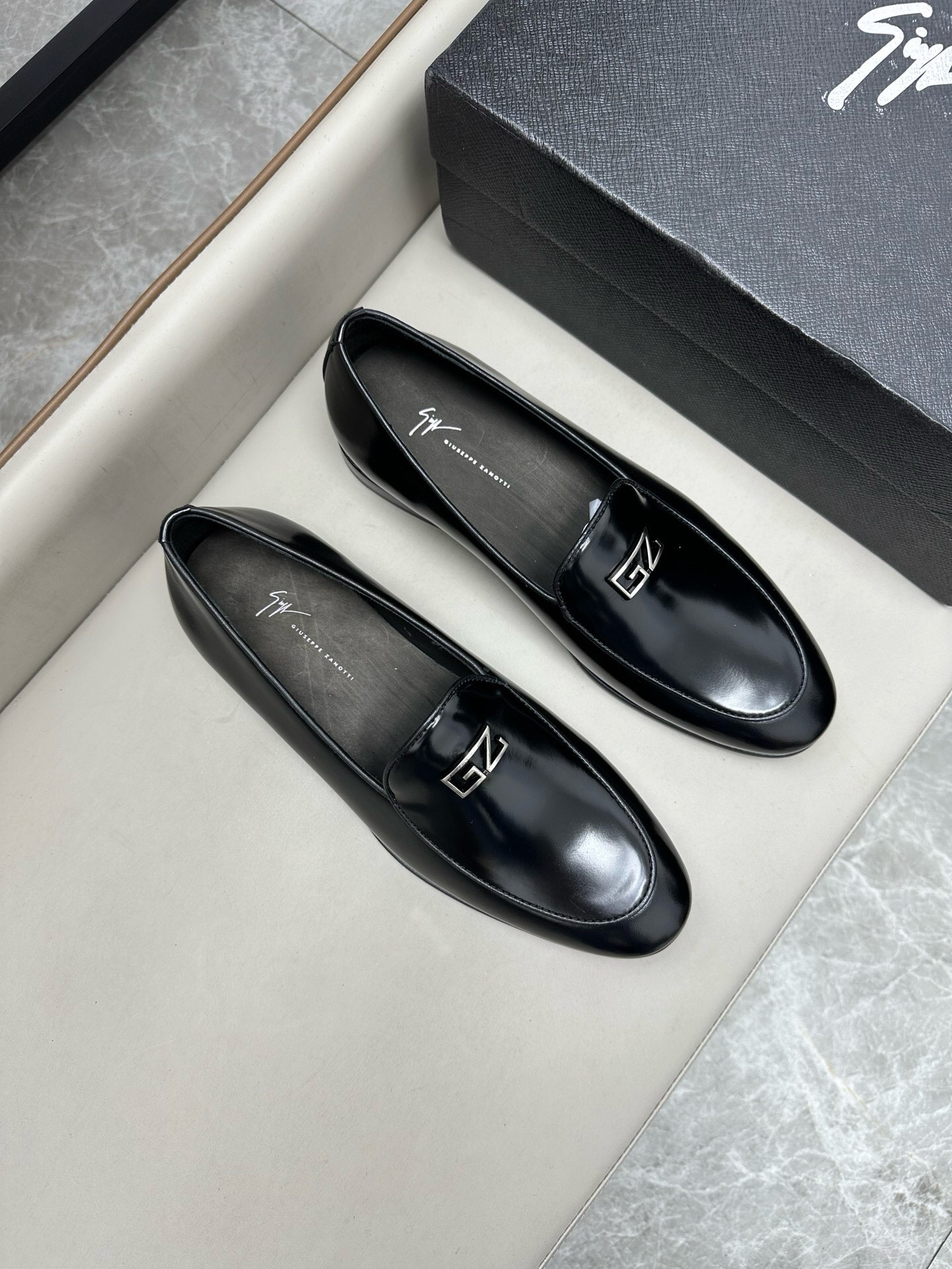 NO:218610,Brand GZ color original color matching 39-44 customized 38.45.46 Price Material Jusaipe Zanotti New leather shoes Ultra-high quality luxury material selection upper is made of original calfskin   cowhide foot pads pure handmade for comfortable wearing experience original (real leather outsole), cowhide, Leather soles19860909品牌GZ 颜色原版配色 码数39-44定做38.45.46 价格 材质朱赛佩·萨诺蒂 新款套脚皮鞋 超高品质奢华选材鞋面采用原版小牛皮 牛皮垫脚纯手工打造只为舒适的穿着体验原版（真皮大底）,,cowhide,Leather soles,Men's shoes