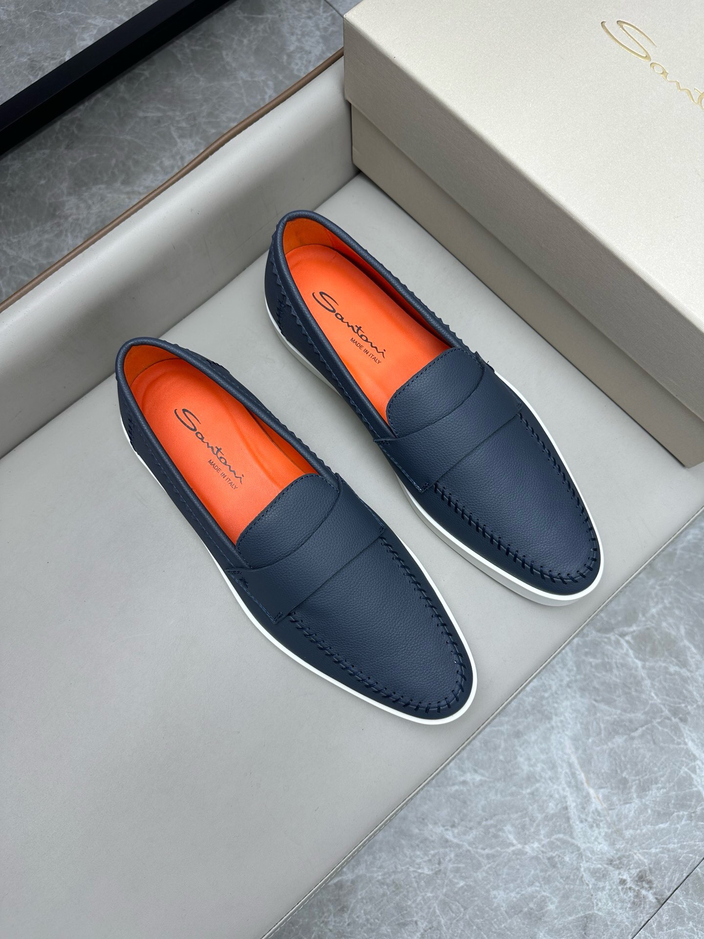 NO:218651,Brand Santoni original color matching Size 39-44 Custom made 38.45.46 Price Material Santoni Italian men's handmade loafers Each pair of shoes is simple and classic design, using 