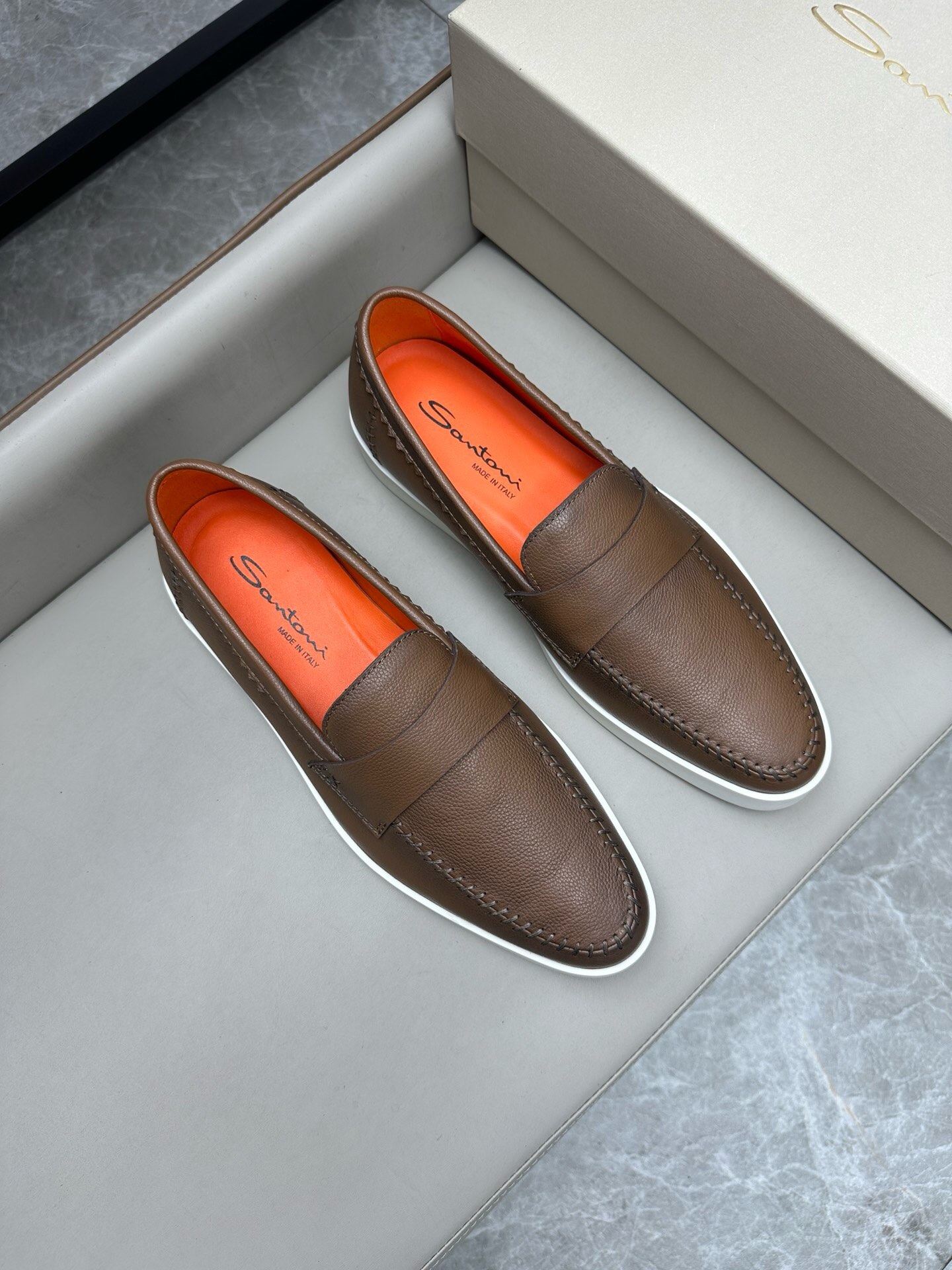 NO:217144,Brand Santoni original color matching Size 39-44 Custom made 38.45.46 Price Material Santoni Italian men's handmade loafers Each pair of shoes is simple and classic design, using 