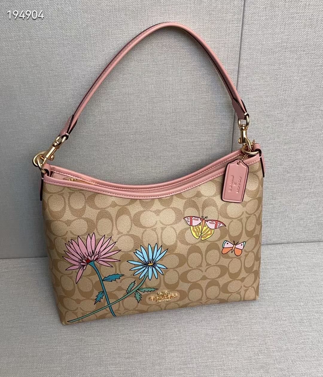 Coach Coach蔻驰最新款Laurel CU393 系列 XObsered限量款花朵蝴蝶印花非常漂亮 顶部带拉链